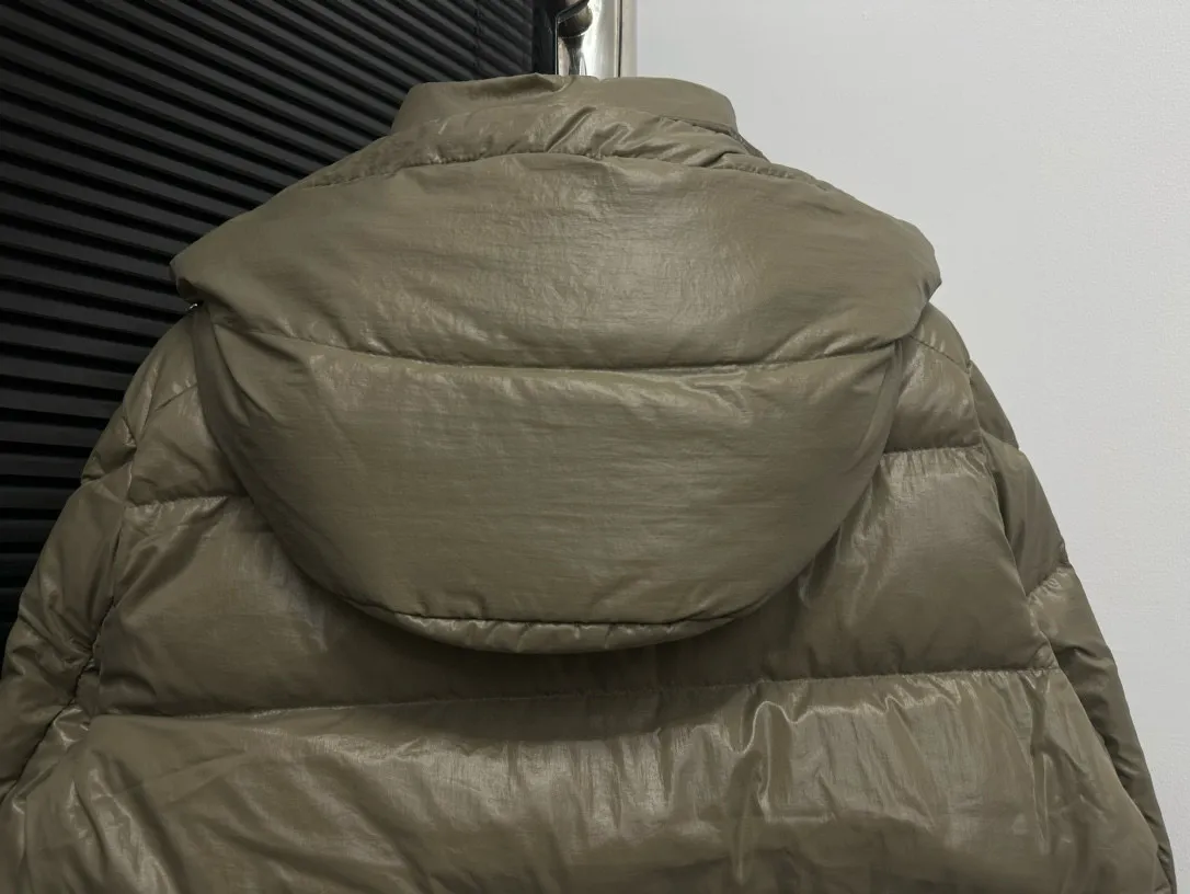 P720 [𝗠𝗼𝗻𝗰𝗲𝗿] Meng Mouth 23FW Meng Mouth Maya Maya 70th Anniversary Limited Down Jacket, same style for men and women! Moncler Maya's classic shiny small label down jacket, the pockets on the cuffs are perfectly combined with the 70-week wool felt small label, and the hood is detachable. The fabric is customized and is consistent with the original. The lacquered shiny fabric is the same as the original. The windproof and waterproof are the same as the original. Customized original accessories, complete with three labels, molded custom logo buttons. Color: Brown Size: 1 2 3 4 5