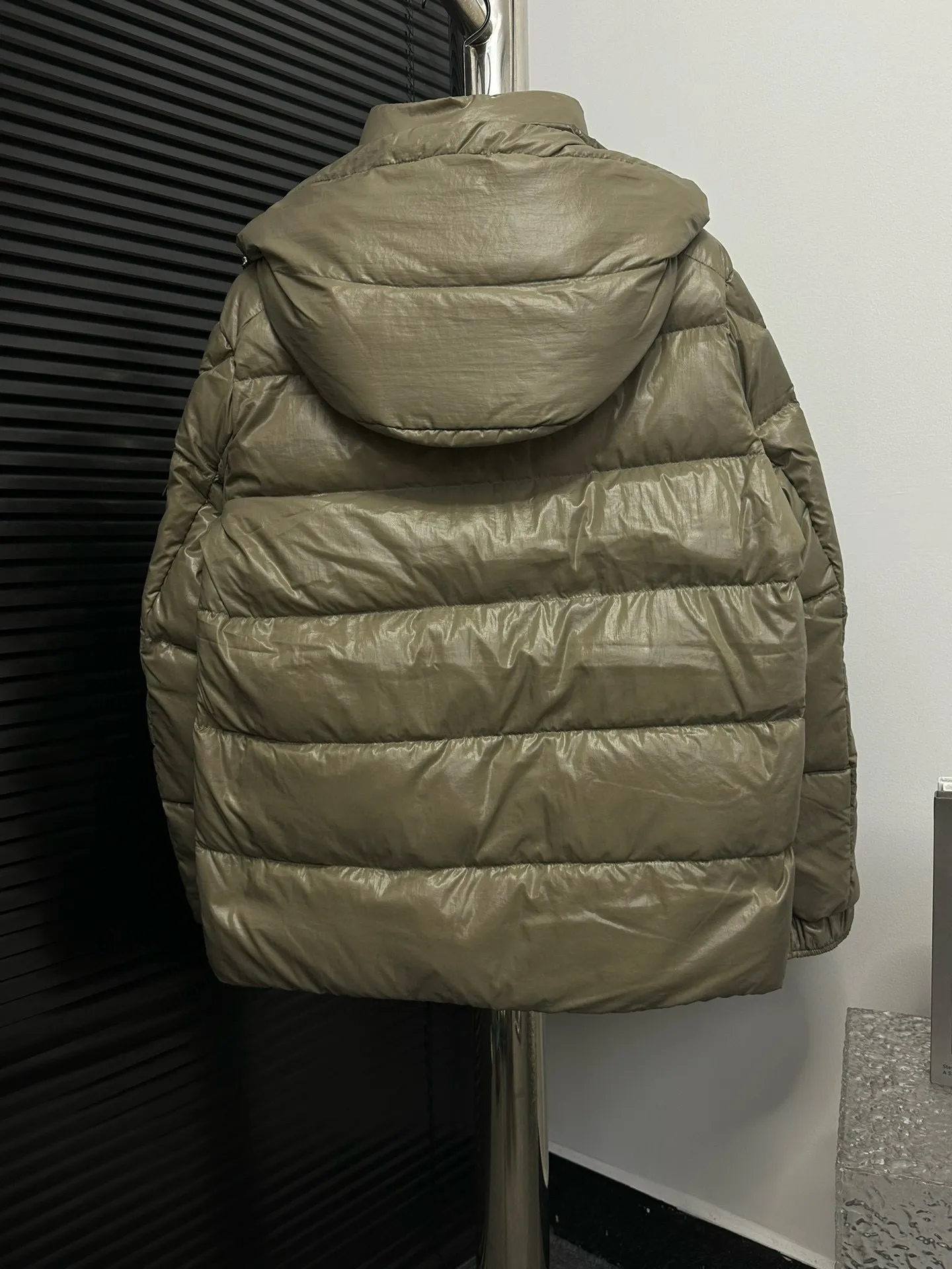 P720 [𝗠𝗼𝗻𝗰𝗲𝗿] Meng Mouth 23FW Meng Mouth Maya Maya 70th Anniversary Limited Down Jacket, same style for men and women! Moncler Maya's classic shiny small label down jacket, the pockets on the cuffs are perfectly combined with the 70-week wool felt small label, and the hood is detachable. The fabric is customized and is consistent with the original. The lacquered shiny fabric is the same as the original. The windproof and waterproof are the same as the original. Customized original accessories, complete with three labels, molded custom logo buttons. Color: Brown Size: 1 2 3 4 5