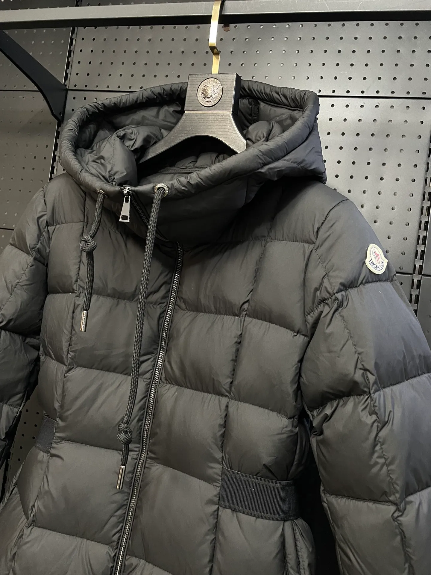 P960 moncler 🌟New winter product, long women's down jacket (⚠️super-grade duck down filling, tag barcode model number corresponds to the official website, tag has built-in NFC inductor anti-counterfeiting, this filling technology is in the skirt, super downy one) hot style that the fugitive princess must buy. Women's long down jacket interprets classic items with new proportions, showing impeccable fashion style. Product Details Made from polyester, this long down jacket has a slim, wide silhouette with a nipped-in waist and lightweight lining. The sculpted hood adds a finishing touch. Made of polyester lining • Down filled • Adjustable hood • Zipper closure • Zippered pockets • Elastic waist • Logo patch Sizes: 0-3 Fairy