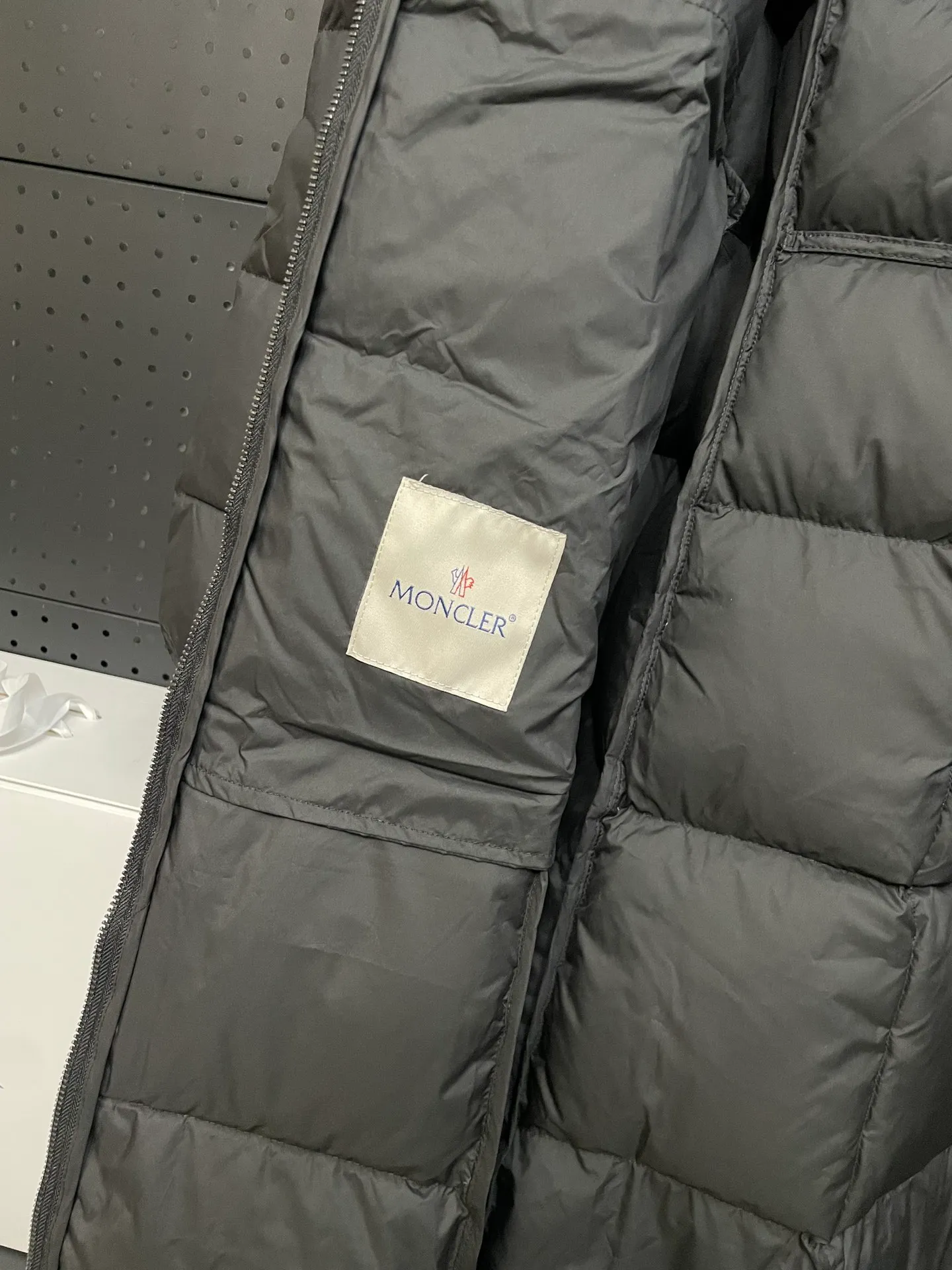 P960 moncler 🌟New winter product, long women's down jacket (⚠️super-grade duck down filling, tag barcode model number corresponds to the official website, tag has built-in NFC inductor anti-counterfeiting, this filling technology is in the skirt, super downy one) hot style that the fugitive princess must buy. Women's long down jacket interprets classic items with new proportions, showing impeccable fashion style. Product Details Made from polyester, this long down jacket has a slim, wide silhouette with a nipped-in waist and lightweight lining. The sculpted hood adds a finishing touch. Made of polyester lining • Down filled • Adjustable hood • Zipper closure • Zippered pockets • Elastic waist • Logo patch Sizes: 0-3 Fairy