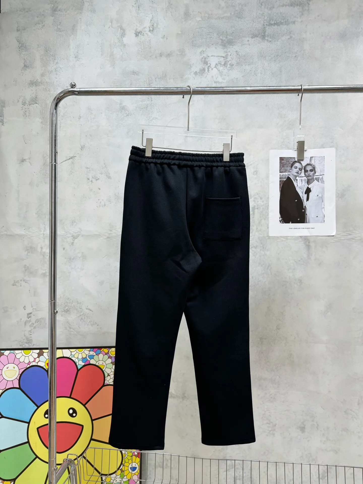P210 model number/z126 Men's logo embroidered colorful webbing straight sweatpants MONCLER official website ZP synchronized new sweatpants. The fabric is made of 450g heavy double-ply double yarn composite fabric. The letter mark is exquisite and full embroidery letter craftsmanship. The elastic drawstring waist design is full of flexibility. The inner hemming and wrapping strips are high-quality. Perfect details. Loose version. Made with conscience. High temperature resistance. Won't fall off. Machine washable. Works in a large factory. The double-needle stitching of the bag is neat and tidy. Popular model among Internet celebrities. Very popular. Loose os version. Can be worn up to 200 pounds. Tag. Hanging beads. Washing water. Main seller. Packaging. Full set of accessories. 📦 All details are real shots without beauty filters. Buy with confidence. 📷 Color: black Size: S M L XL