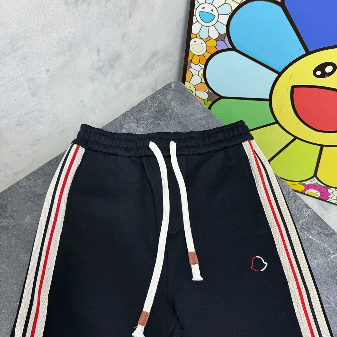 P210 model number/z126 Men's logo embroidered colorful webbing straight sweatpants MONCLER official website ZP synchronized new sweatpants. The fabric is made of 450g heavy double-ply double yarn composite fabric. The letter mark is exquisite and full embroidery letter craftsmanship. The elastic drawstring waist design is full of flexibility. The inner hemming and wrapping strips are high-quality. Perfect details. Loose version. Made with conscience. High temperature resistance. Won't fall off. Machine washable. Works in a large factory. The double-needle stitching of the bag is neat and tidy. Popular model among Internet celebrities. Very popular. Loose os version. Can be worn up to 200 pounds. Tag. Hanging beads. Washing water. Main seller. Packaging. Full set of accessories. 📦 All details are real shots without beauty filters. Buy with confidence. 📷 Color: black Size: S M L XL