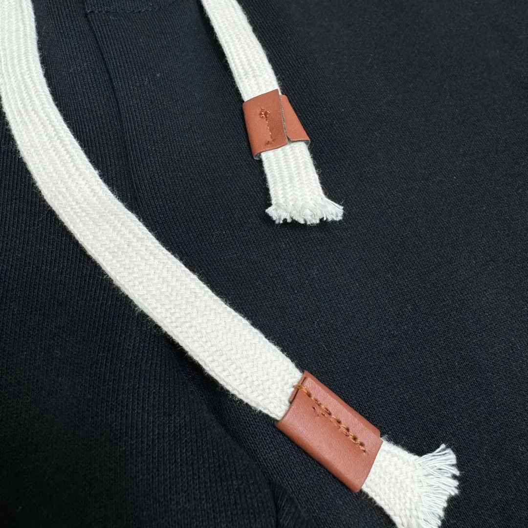 P210 model number/z126 Men's logo embroidered colorful webbing straight sweatpants MONCLER official website ZP synchronized new sweatpants. The fabric is made of 450g heavy double-ply double yarn composite fabric. The letter mark is exquisite and full embroidery letter craftsmanship. The elastic drawstring waist design is full of flexibility. The inner hemming and wrapping strips are high-quality. Perfect details. Loose version. Made with conscience. High temperature resistance. Won't fall off. Machine washable. Works in a large factory. The double-needle stitching of the bag is neat and tidy. Popular model among Internet celebrities. Very popular. Loose os version. Can be worn up to 200 pounds. Tag. Hanging beads. Washing water. Main seller. Packaging. Full set of accessories. 📦 All details are real shots without beauty filters. Buy with confidence. 📷 Color: black Size: S M L XL