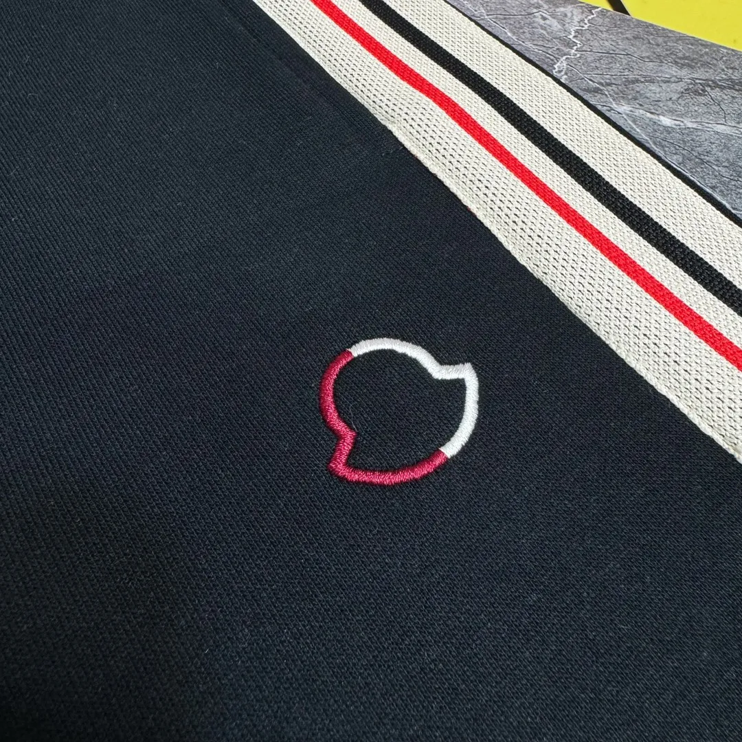 P210 model number/z126 Men's logo embroidered colorful webbing straight sweatpants MONCLER official website ZP synchronized new sweatpants. The fabric is made of 450g heavy double-ply double yarn composite fabric. The letter mark is exquisite and full embroidery letter craftsmanship. The elastic drawstring waist design is full of flexibility. The inner hemming and wrapping strips are high-quality. Perfect details. Loose version. Made with conscience. High temperature resistance. Won't fall off. Machine washable. Works in a large factory. The double-needle stitching of the bag is neat and tidy. Popular model among Internet celebrities. Very popular. Loose os version. Can be worn up to 200 pounds. Tag. Hanging beads. Washing water. Main seller. Packaging. Full set of accessories. 📦 All details are real shots without beauty filters. Buy with confidence. 📷 Color: black Size: S M L XL