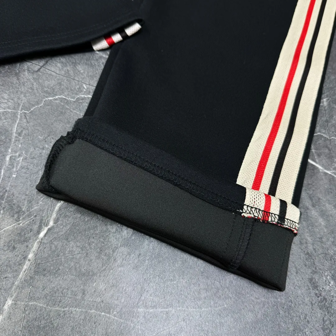 P210 model number/z126 Men's logo embroidered colorful webbing straight sweatpants MONCLER official website ZP synchronized new sweatpants. The fabric is made of 450g heavy double-ply double yarn composite fabric. The letter mark is exquisite and full embroidery letter craftsmanship. The elastic drawstring waist design is full of flexibility. The inner hemming and wrapping strips are high-quality. Perfect details. Loose version. Made with conscience. High temperature resistance. Won't fall off. Machine washable. Works in a large factory. The double-needle stitching of the bag is neat and tidy. Popular model among Internet celebrities. Very popular. Loose os version. Can be worn up to 200 pounds. Tag. Hanging beads. Washing water. Main seller. Packaging. Full set of accessories. 📦 All details are real shots without beauty filters. Buy with confidence. 📷 Color: black Size: S M L XL