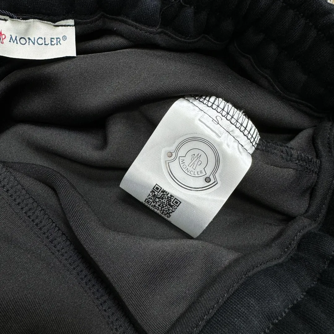 P210 model number/z126 Men's logo embroidered colorful webbing straight sweatpants MONCLER official website ZP synchronized new sweatpants. The fabric is made of 450g heavy double-ply double yarn composite fabric. The letter mark is exquisite and full embroidery letter craftsmanship. The elastic drawstring waist design is full of flexibility. The inner hemming and wrapping strips are high-quality. Perfect details. Loose version. Made with conscience. High temperature resistance. Won't fall off. Machine washable. Works in a large factory. The double-needle stitching of the bag is neat and tidy. Popular model among Internet celebrities. Very popular. Loose os version. Can be worn up to 200 pounds. Tag. Hanging beads. Washing water. Main seller. Packaging. Full set of accessories. 📦 All details are real shots without beauty filters. Buy with confidence. 📷 Color: black Size: S M L XL