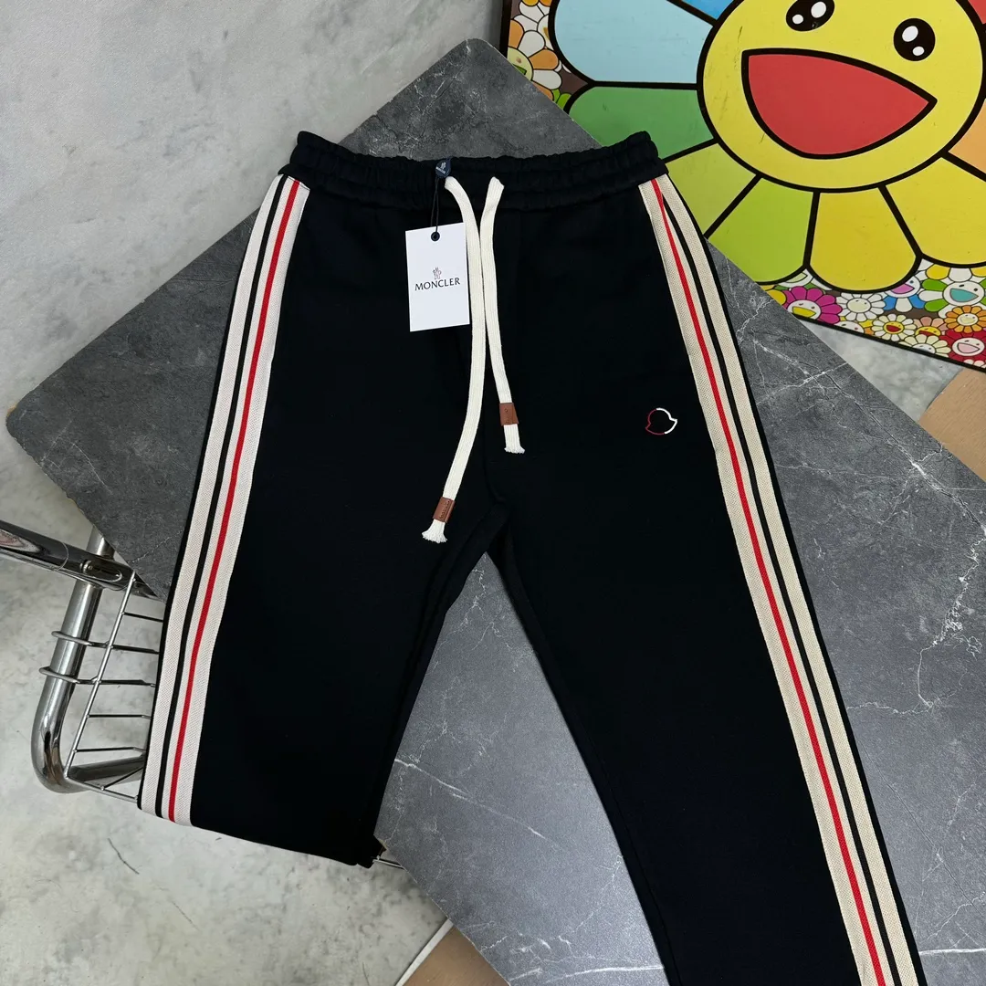 P210 model number/z126 Men's logo embroidered colorful webbing straight sweatpants MONCLER official website ZP synchronized new sweatpants. The fabric is made of 450g heavy double-ply double yarn composite fabric. The letter mark is exquisite and full embroidery letter craftsmanship. The elastic drawstring waist design is full of flexibility. The inner hemming and wrapping strips are high-quality. Perfect details. Loose version. Made with conscience. High temperature resistance. Won't fall off. Machine washable. Works in a large factory. The double-needle stitching of the bag is neat and tidy. Popular model among Internet celebrities. Very popular. Loose os version. Can be worn up to 200 pounds. Tag. Hanging beads. Washing water. Main seller. Packaging. Full set of accessories. 📦 All details are real shots without beauty filters. Buy with confidence. 📷 Color: black Size: S M L XL