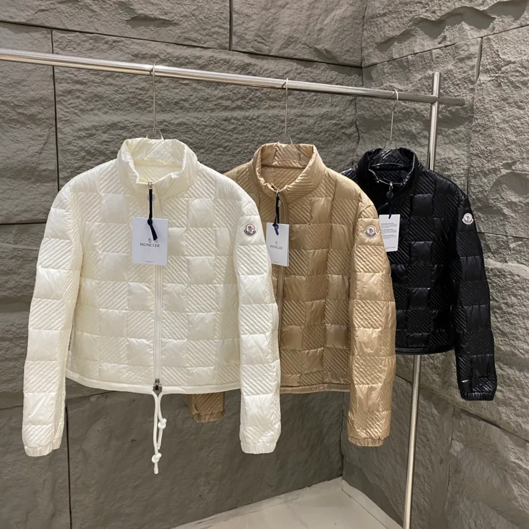 P840 Moncler Mouth New Ancy Short Down Jacket The Ancy down jacket is made of longue saison fabric, which is warm and lightweight. This jacket features a quilted checkerboard pattern inspired by the 1960s. ·90 velvet filling ·Color-matching double opening and closing enamel pullers ·Zipper pocket ·Elastic cuffs ·Drawstring hem Color: White/khaki/white Size: 1/2/3/4