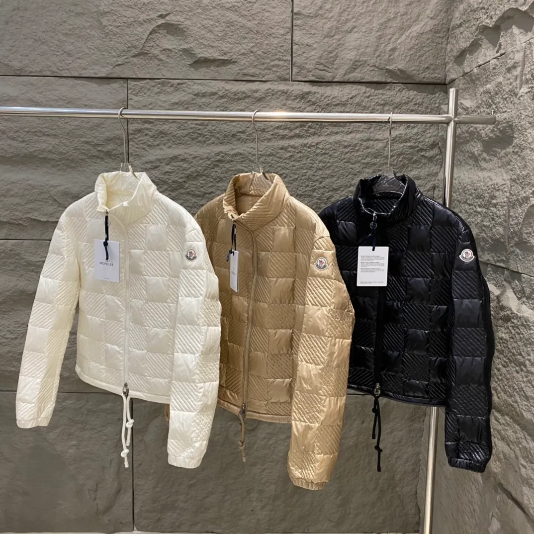 P840 Moncler Mouth New Ancy Short Down Jacket The Ancy down jacket is made of longue saison fabric, which is warm and lightweight. This jacket features a quilted checkerboard pattern inspired by the 1960s. ·90 velvet filling ·Color-matching double opening and closing enamel pullers ·Zipper pocket ·Elastic cuffs ·Drawstring hem Color: White/khaki/white Size: 1/2/3/4