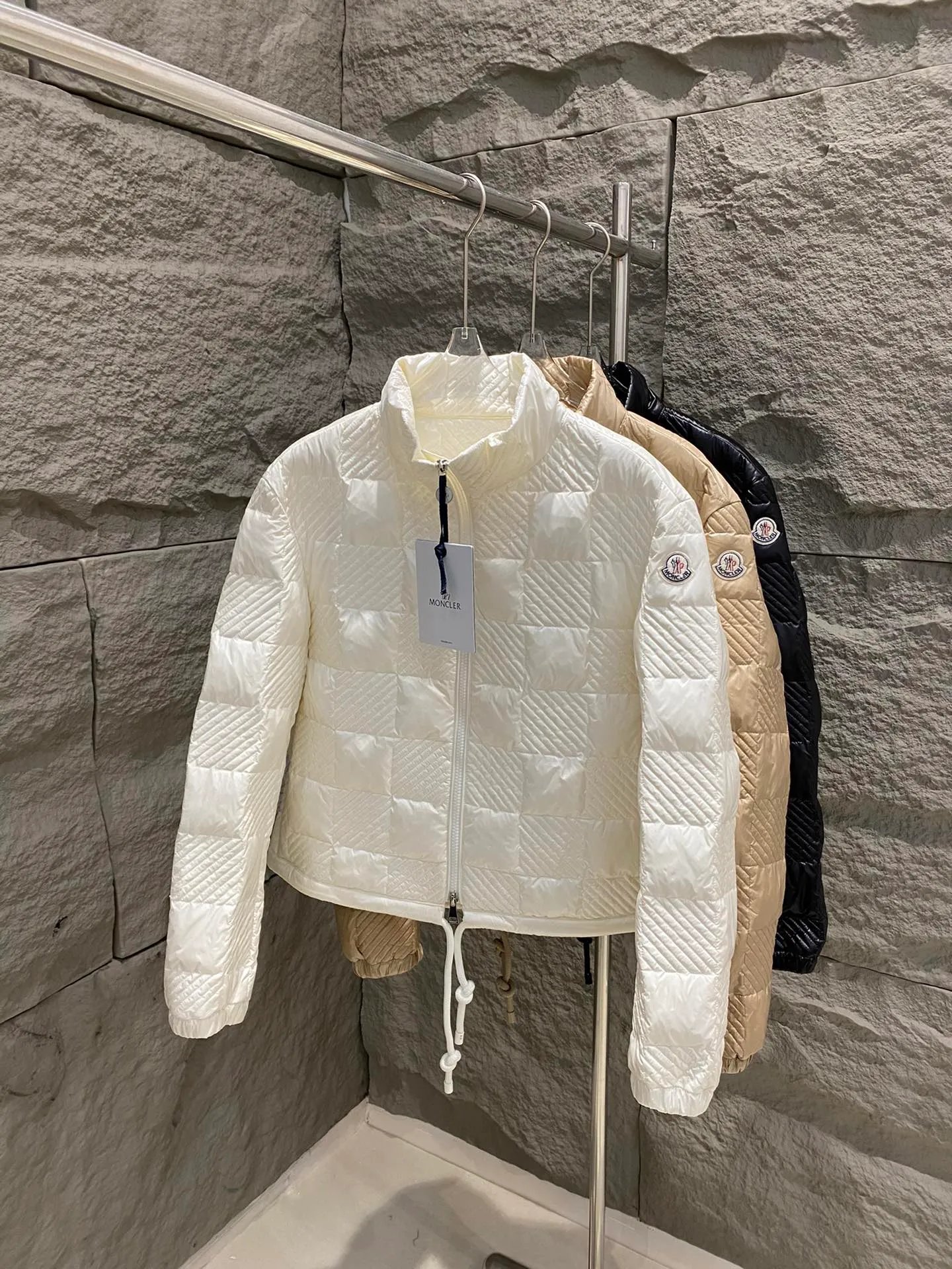 P840 Moncler Mouth New Ancy Short Down Jacket The Ancy down jacket is made of longue saison fabric, which is warm and lightweight. This jacket features a quilted checkerboard pattern inspired by the 1960s. ·90 velvet filling ·Color-matching double opening and closing enamel pullers ·Zipper pocket ·Elastic cuffs ·Drawstring hem Color: White/khaki/white Size: 1/2/3/4