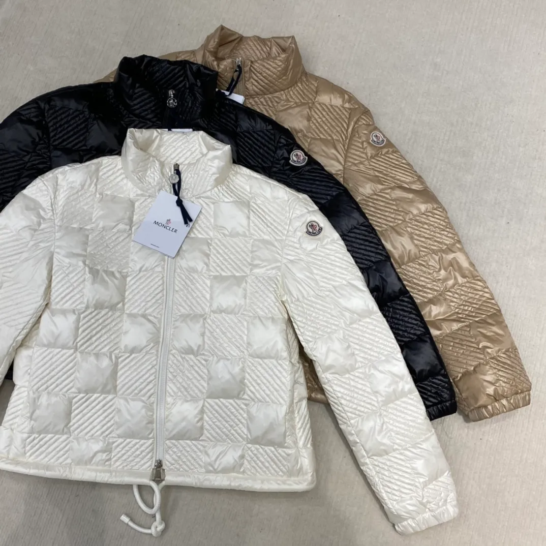 P840 Moncler Mouth New Ancy Short Down Jacket The Ancy down jacket is made of longue saison fabric, which is warm and lightweight. This jacket features a quilted checkerboard pattern inspired by the 1960s. ·90 velvet filling ·Color-matching double opening and closing enamel pullers ·Zipper pocket ·Elastic cuffs ·Drawstring hem Color: White/khaki/white Size: 1/2/3/4