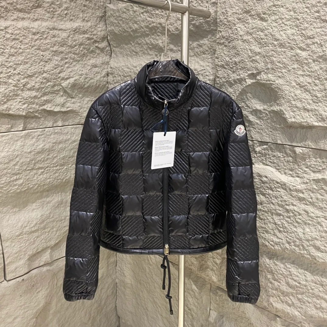 P840 Moncler Mouth New Ancy Short Down Jacket The Ancy down jacket is made of longue saison fabric, which is warm and lightweight. This jacket features a quilted checkerboard pattern inspired by the 1960s. ·90 velvet filling ·Color-matching double opening and closing enamel pullers ·Zipper pocket ·Elastic cuffs ·Drawstring hem Color: White/khaki/white Size: 1/2/3/4