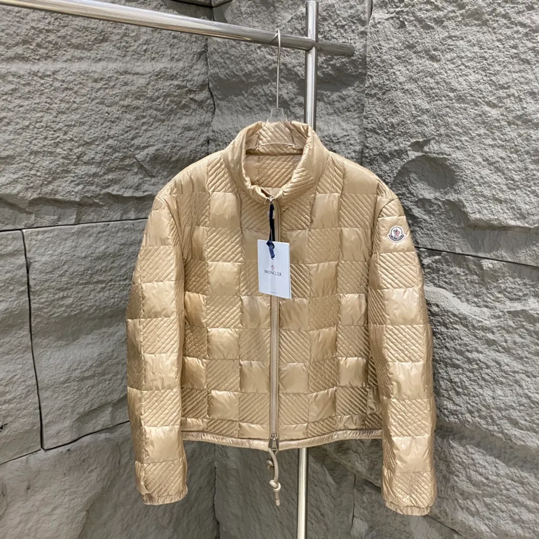 P840 Moncler Mouth New Ancy Short Down Jacket The Ancy down jacket is made of longue saison fabric, which is warm and lightweight. This jacket features a quilted checkerboard pattern inspired by the 1960s. ·90 velvet filling ·Color-matching double opening and closing enamel pullers ·Zipper pocket ·Elastic cuffs ·Drawstring hem Color: White/khaki/white Size: 1/2/3/4
