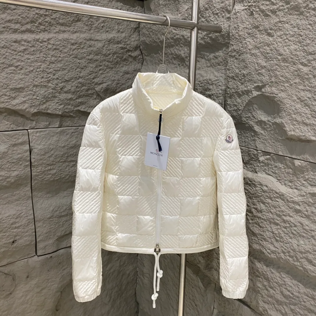 P840 Moncler Mouth New Ancy Short Down Jacket The Ancy down jacket is made of longue saison fabric, which is warm and lightweight. This jacket features a quilted checkerboard pattern inspired by the 1960s. ·90 velvet filling ·Color-matching double opening and closing enamel pullers ·Zipper pocket ·Elastic cuffs ·Drawstring hem Color: White/khaki/white Size: 1/2/3/4