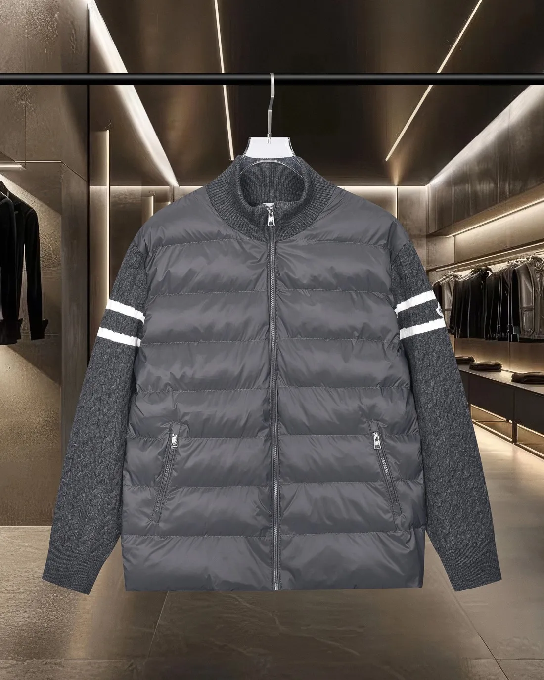 P416 Moncler/muzzle 25Fw classic down spliced ​​stand-up collar sweater cotton woolen sweater jacket 2025FW official website new original fabric official same style selected sweater customization imported wool fabric high-end version, counter custom fabric High breathability and comfort, precision production, impeccable detail processing, ✅customized logo engraved buttons, complete three labels. Brand element design concept reflects high quality. It feels delicate and soft! Presenting a casual cut, the upper body shape is great 🐍 Color; black and gray Size: S-XL