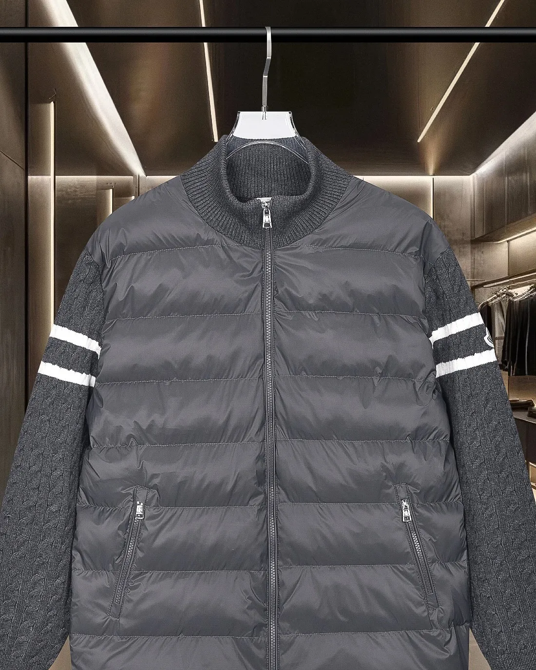 P416 Moncler/muzzle 25Fw classic down spliced ​​stand-up collar sweater cotton woolen sweater jacket 2025FW official website new original fabric official same style selected sweater customization imported wool fabric high-end version, counter custom fabric High breathability and comfort, precision production, impeccable detail processing, ✅customized logo engraved buttons, complete three labels. Brand element design concept reflects high quality. It feels delicate and soft! Presenting a casual cut, the upper body shape is great 🐍 Color; black and gray Size: S-XL