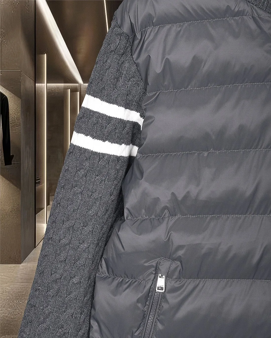 P416 Moncler/muzzle 25Fw classic down spliced ​​stand-up collar sweater cotton woolen sweater jacket 2025FW official website new original fabric official same style selected sweater customization imported wool fabric high-end version, counter custom fabric High breathability and comfort, precision production, impeccable detail processing, ✅customized logo engraved buttons, complete three labels. Brand element design concept reflects high quality. It feels delicate and soft! Presenting a casual cut, the upper body shape is great 🐍 Color; black and gray Size: S-XL