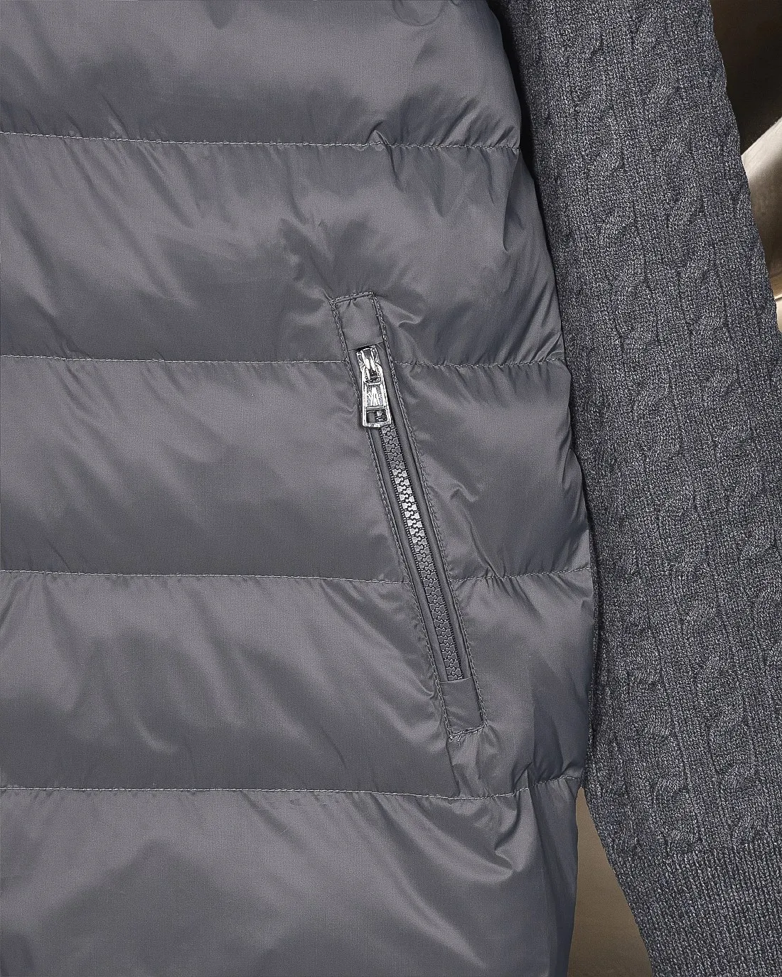 P416 Moncler/muzzle 25Fw classic down spliced ​​stand-up collar sweater cotton woolen sweater jacket 2025FW official website new original fabric official same style selected sweater customization imported wool fabric high-end version, counter custom fabric High breathability and comfort, precision production, impeccable detail processing, ✅customized logo engraved buttons, complete three labels. Brand element design concept reflects high quality. It feels delicate and soft! Presenting a casual cut, the upper body shape is great 🐍 Color; black and gray Size: S-XL