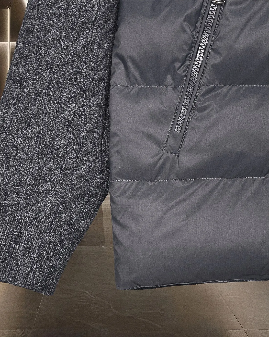 P416 Moncler/muzzle 25Fw classic down spliced ​​stand-up collar sweater cotton woolen sweater jacket 2025FW official website new original fabric official same style selected sweater customization imported wool fabric high-end version, counter custom fabric High breathability and comfort, precision production, impeccable detail processing, ✅customized logo engraved buttons, complete three labels. Brand element design concept reflects high quality. It feels delicate and soft! Presenting a casual cut, the upper body shape is great 🐍 Color; black and gray Size: S-XL