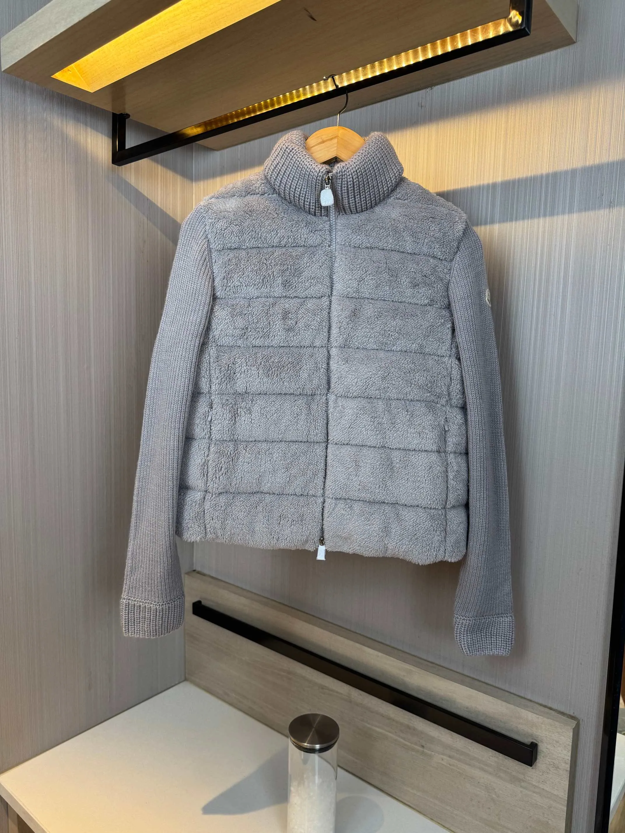 P640 Moncler 🌟 2025 autumn and winter new Cardigan, medium-thick down jacket, the bottom of the fabric has been treated with anti-drilling velvet, it is not a currency on the market, feel free to wear it! The classic quilted design outlines a slim silhouette, and the stand-up collar details enhance the temperament, while being lightweight and warm. Wear it as a layer during spring or winter, and you can easily weather the changing weather in one piece. Choose from three colors to suit your style: low-key black, pure white, high-end grey, three high-end tones, suitable for different occasions and styles. The short cut lengthens the proportion, and even a small person can wear it with long legs! High-end goose down, the choice of quality. Carefully selected high-quality goose down filling, which has both fluffiness and warmth, is light and weightless. Every detail shows craftsmanship. Color: black, pink and gray. Size: s m l