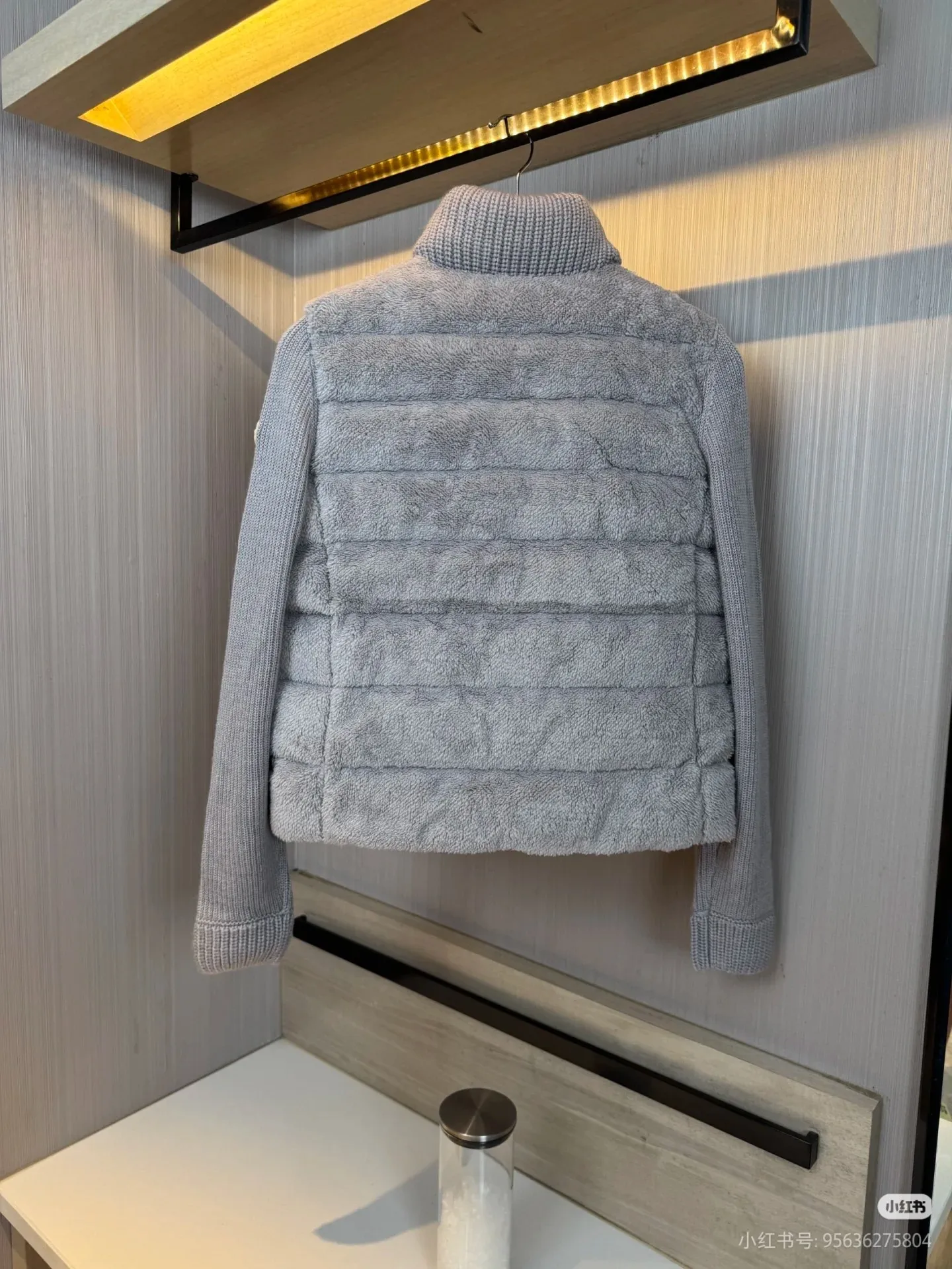 P640 Moncler 🌟 2025 autumn and winter new Cardigan, medium-thick down jacket, the bottom of the fabric has been treated with anti-drilling velvet, it is not a currency on the market, feel free to wear it! The classic quilted design outlines a slim silhouette, and the stand-up collar details enhance the temperament, while being lightweight and warm. Wear it as a layer during spring or winter, and you can easily weather the changing weather in one piece. Choose from three colors to suit your style: low-key black, pure white, high-end grey, three high-end tones, suitable for different occasions and styles. The short cut lengthens the proportion, and even a small person can wear it with long legs! High-end goose down, the choice of quality. Carefully selected high-quality goose down filling, which has both fluffiness and warmth, is light and weightless. Every detail shows craftsmanship. Color: black, pink and gray. Size: s m l