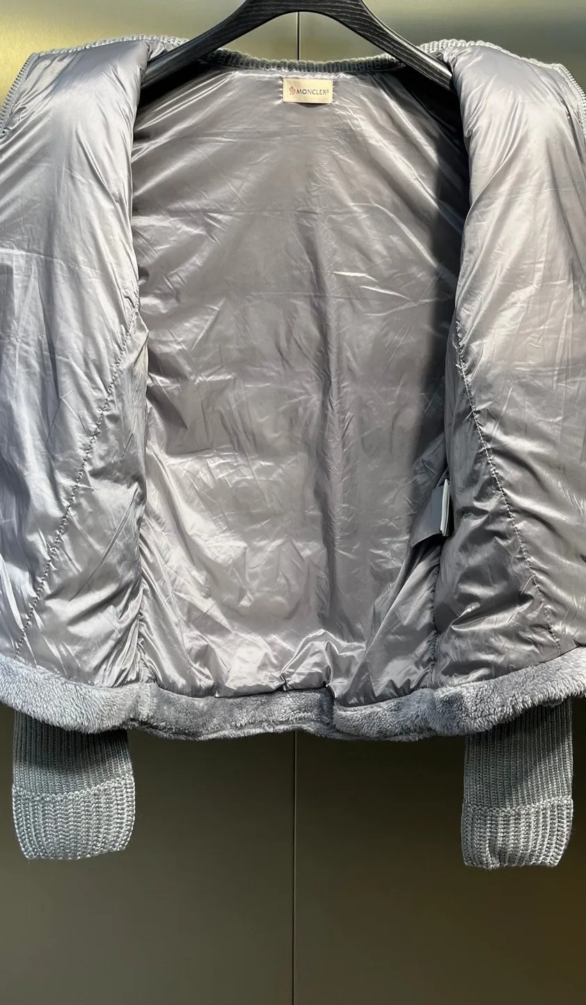 P640 Moncler 🌟 2025 autumn and winter new Cardigan, medium-thick down jacket, the bottom of the fabric has been treated with anti-drilling velvet, it is not a currency on the market, feel free to wear it! The classic quilted design outlines a slim silhouette, and the stand-up collar details enhance the temperament, while being lightweight and warm. Wear it as a layer during spring or winter, and you can easily weather the changing weather in one piece. Choose from three colors to suit your style: low-key black, pure white, high-end grey, three high-end tones, suitable for different occasions and styles. The short cut lengthens the proportion, and even a small person can wear it with long legs! High-end goose down, the choice of quality. Carefully selected high-quality goose down filling, which has both fluffiness and warmth, is light and weightless. Every detail shows craftsmanship. Color: black, pink and gray. Size: s m l