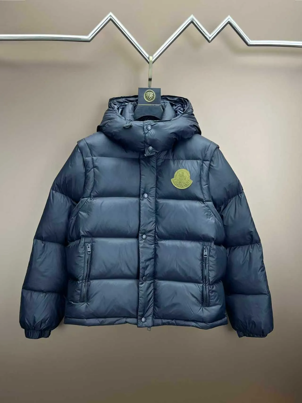 P900 ❤️2️⃣0️⃣2️⃣4️⃣🆕Special grade down⬆️Moncler Masac men's short down jacket. A must-have item for fabric control. 2024 new technological fabric. Extremely lightweight. Ultra-light and ultra-white gooseneck filling. Cleanliness ceiling. 850+ fill power. ⚠️Special grade product with complete barcode numbers and consistent with the official website. The tag has built-in NFC electronic sensor anti-counterfeiting. It supports multiple anti-counterfeiting verifications. It comes standard with a full set of gift box packaging at the counter. Masac men's short down jacket is made of protective materials and decorated with geometric quilting, which is lightweight and warm.  The Masac men's down jacket combines cutting-edge fabrics with innovative details. Short design made from lightweight, fine-grained tear-resistant functional fabric for durability and practicality. Lightweight and warm, it's finished with gusseted quilting. Comes with removable hood. Details •Made from ripstop fabric •Fine soft ripstop lining •Down filled •Removable hood •Two-way zipper closure •Zip pockets •Elasticized cuffs and hem Size: 1-5 Black/Blue Couple's