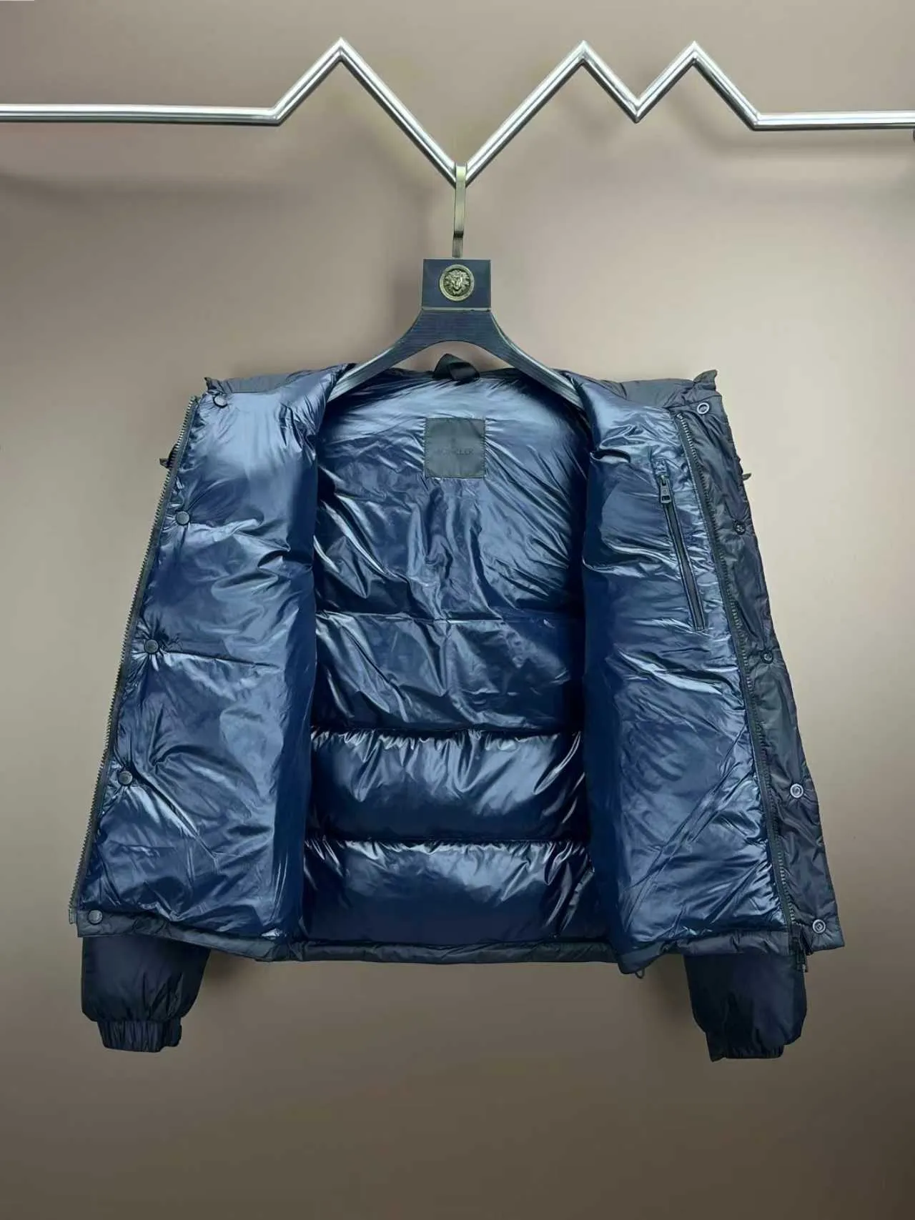 P900 ❤️2️⃣0️⃣2️⃣4️⃣🆕Special grade down⬆️Moncler Masac men's short down jacket. A must-have item for fabric control. 2024 new technological fabric. Extremely lightweight. Ultra-light and ultra-white gooseneck filling. Cleanliness ceiling. 850+ fill power. ⚠️Special grade product with complete barcode numbers and consistent with the official website. The tag has built-in NFC electronic sensor anti-counterfeiting. It supports multiple anti-counterfeiting verifications. It comes standard with a full set of gift box packaging at the counter. Masac men's short down jacket is made of protective materials and decorated with geometric quilting, which is lightweight and warm.  The Masac men's down jacket combines cutting-edge fabrics with innovative details. Short design made from lightweight, fine-grained tear-resistant functional fabric for durability and practicality. Lightweight and warm, it's finished with gusseted quilting. Comes with removable hood. Details •Made from ripstop fabric •Fine soft ripstop lining •Down filled •Removable hood •Two-way zipper closure •Zip pockets •Elasticized cuffs and hem Size: 1-5 Black/Blue Couple's