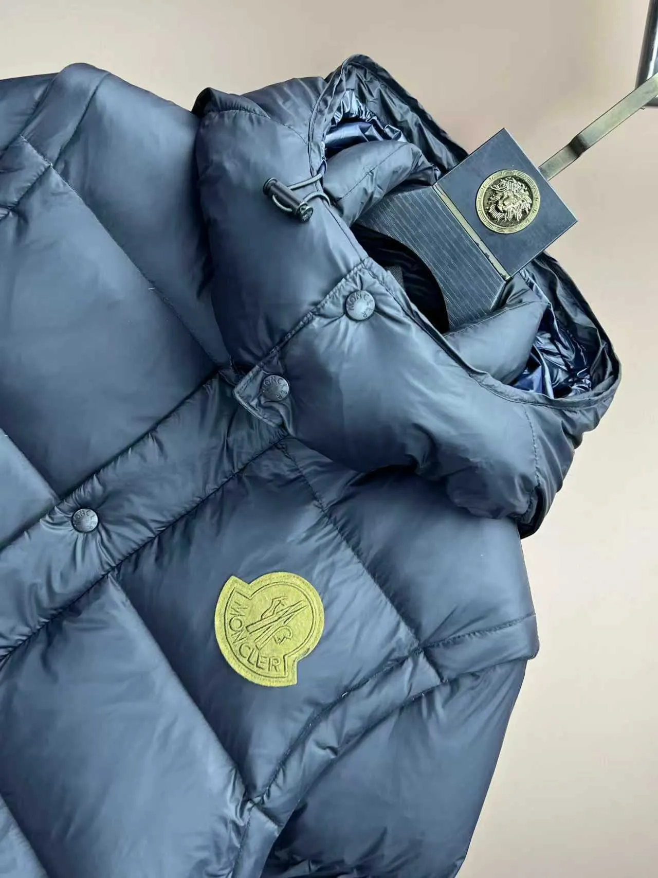 P900 ❤️2️⃣0️⃣2️⃣4️⃣🆕Special grade down⬆️Moncler Masac men's short down jacket. A must-have item for fabric control. 2024 new technological fabric. Extremely lightweight. Ultra-light and ultra-white gooseneck filling. Cleanliness ceiling. 850+ fill power. ⚠️Special grade product with complete barcode numbers and consistent with the official website. The tag has built-in NFC electronic sensor anti-counterfeiting. It supports multiple anti-counterfeiting verifications. It comes standard with a full set of gift box packaging at the counter. Masac men's short down jacket is made of protective materials and decorated with geometric quilting, which is lightweight and warm.  The Masac men's down jacket combines cutting-edge fabrics with innovative details. Short design made from lightweight, fine-grained tear-resistant functional fabric for durability and practicality. Lightweight and warm, it's finished with gusseted quilting. Comes with removable hood. Details •Made from ripstop fabric •Fine soft ripstop lining •Down filled •Removable hood •Two-way zipper closure •Zip pockets •Elasticized cuffs and hem Size: 1-5 Black/Blue Couple's