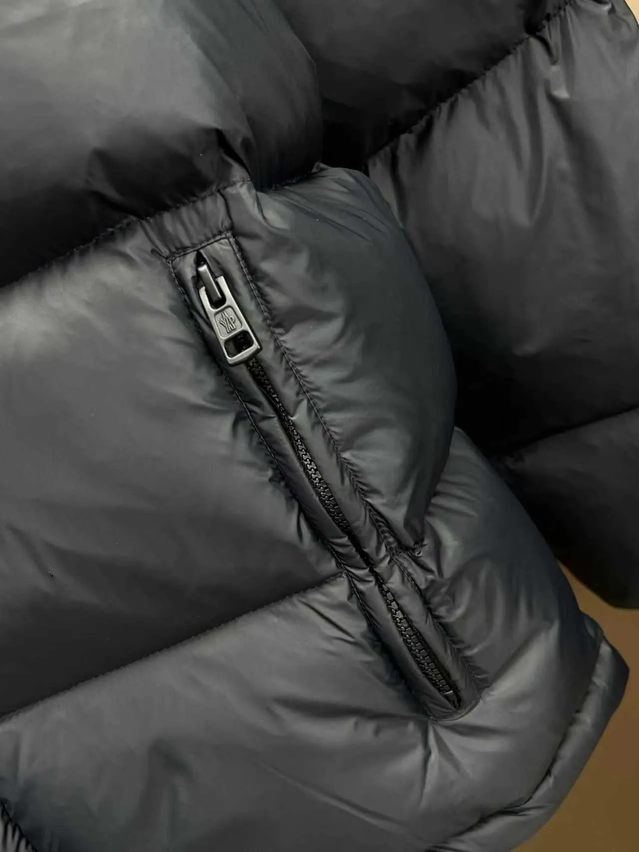P900 ❤️2️⃣0️⃣2️⃣4️⃣🆕Special grade down⬆️Moncler Masac men's short down jacket. A must-have item for fabric control. 2024 new technological fabric. Extremely lightweight. Ultra-light and ultra-white gooseneck filling. Cleanliness ceiling. 850+ fill power. ⚠️Special grade product with complete barcode numbers and consistent with the official website. The tag has built-in NFC electronic sensor anti-counterfeiting. It supports multiple anti-counterfeiting verifications. It comes standard with a full set of gift box packaging at the counter. Masac men's short down jacket is made of protective materials and decorated with geometric quilting, which is lightweight and warm.  The Masac men's down jacket combines cutting-edge fabrics with innovative details. Short design made from lightweight, fine-grained tear-resistant functional fabric for durability and practicality. Lightweight and warm, it's finished with gusseted quilting. Comes with removable hood. Details •Made from ripstop fabric •Fine soft ripstop lining •Down filled •Removable hood •Two-way zipper closure •Zip pockets •Elasticized cuffs and hem Size: 1-5 Black/Blue Couple's