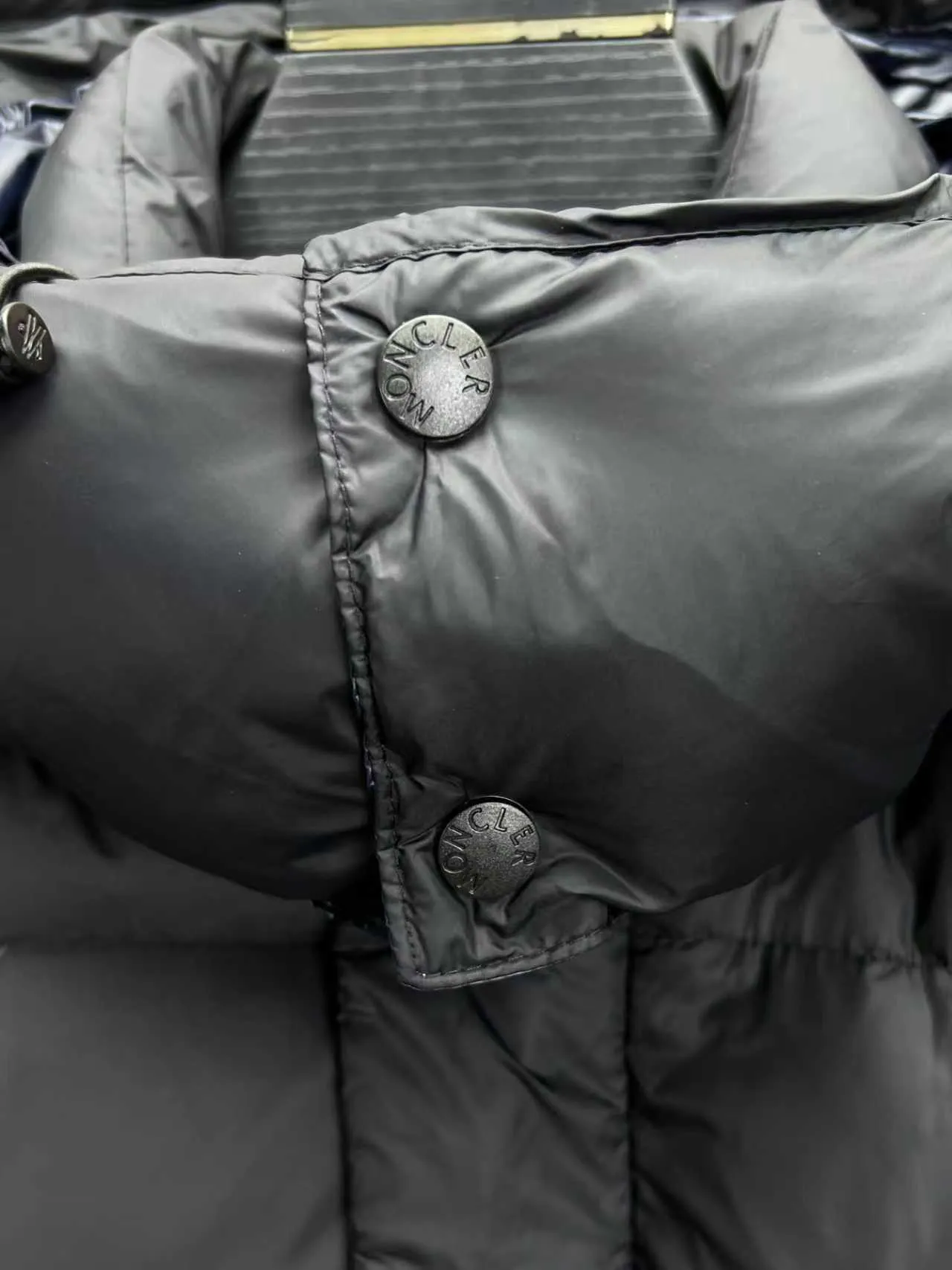 P900 ❤️2️⃣0️⃣2️⃣4️⃣🆕Special grade down⬆️Moncler Masac men's short down jacket. A must-have item for fabric control. 2024 new technological fabric. Extremely lightweight. Ultra-light and ultra-white gooseneck filling. Cleanliness ceiling. 850+ fill power. ⚠️Special grade product with complete barcode numbers and consistent with the official website. The tag has built-in NFC electronic sensor anti-counterfeiting. It supports multiple anti-counterfeiting verifications. It comes standard with a full set of gift box packaging at the counter. Masac men's short down jacket is made of protective materials and decorated with geometric quilting, which is lightweight and warm.  The Masac men's down jacket combines cutting-edge fabrics with innovative details. Short design made from lightweight, fine-grained tear-resistant functional fabric for durability and practicality. Lightweight and warm, it's finished with gusseted quilting. Comes with removable hood. Details •Made from ripstop fabric •Fine soft ripstop lining •Down filled •Removable hood •Two-way zipper closure •Zip pockets •Elasticized cuffs and hem Size: 1-5 Black/Blue Couple's