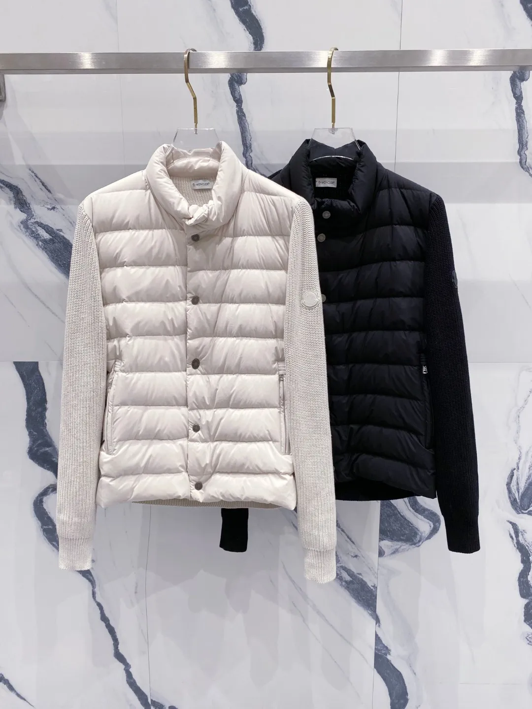 P700 Moncler 2025 new autumn and winter down jacket. The knitted splicing down jacket uses the new national standard 95 white duck down. The new autumn and winter product has an inner artifact! In China, down and black colors are all in basic style. They can be worn alone or layered to create a more layered look! Full of fluffiness! It has enough filling, and its thermal insulation performance is not a problem, it is windproof and warm! Color: Black White Size: 48-56