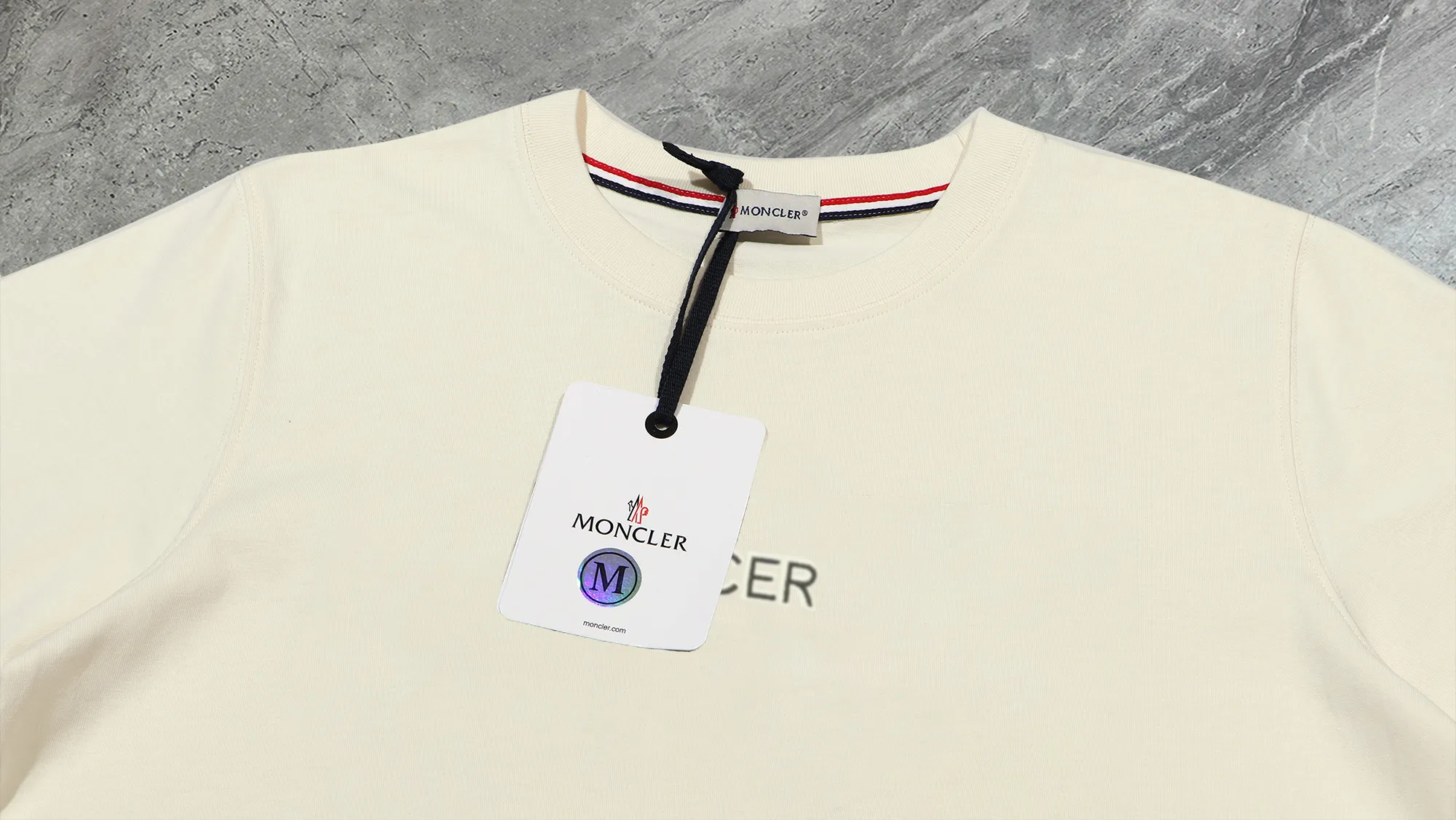 P210 High-version sweatshirt) [Long-term stock] 〖𝐌𝐎𝐍𝐂𝐋𝐄𝐑~Mask〗 Made of 440g heavy-weight fabric. It is different from the market currency. It can be matched with any variety and is properly handsome. 😎The whole dress is made of double waistcoats. The double waistcoats make the whole dress more three-dimensional. Not ordinary factories can do such fine work. 2025 Spring runway version of the T stage, on sale at the counter, round neck terry sweatshirt, high-end double-strand pure cotton, custom-made stretch ribs, dyed in the same vat, complete with three standards, matched with exquisite embroidered LOGO on the chest, simple and advanced, same style for men and women. Color: black, apricot, white, size: S M L XL 2XL