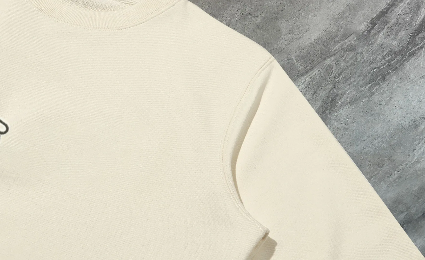 P210 High-version sweatshirt) [Long-term stock] 〖𝐌𝐎𝐍𝐂𝐋𝐄𝐑~Mask〗 Made of 440g heavy-weight fabric. It is different from the market currency. It can be matched with any variety and is properly handsome. 😎The whole dress is made of double waistcoats. The double waistcoats make the whole dress more three-dimensional. Not ordinary factories can do such fine work. 2025 Spring runway version of the T stage, on sale at the counter, round neck terry sweatshirt, high-end double-strand pure cotton, custom-made stretch ribs, dyed in the same vat, complete with three standards, matched with exquisite embroidered LOGO on the chest, simple and advanced, same style for men and women. Color: black, apricot, white, size: S M L XL 2XL
