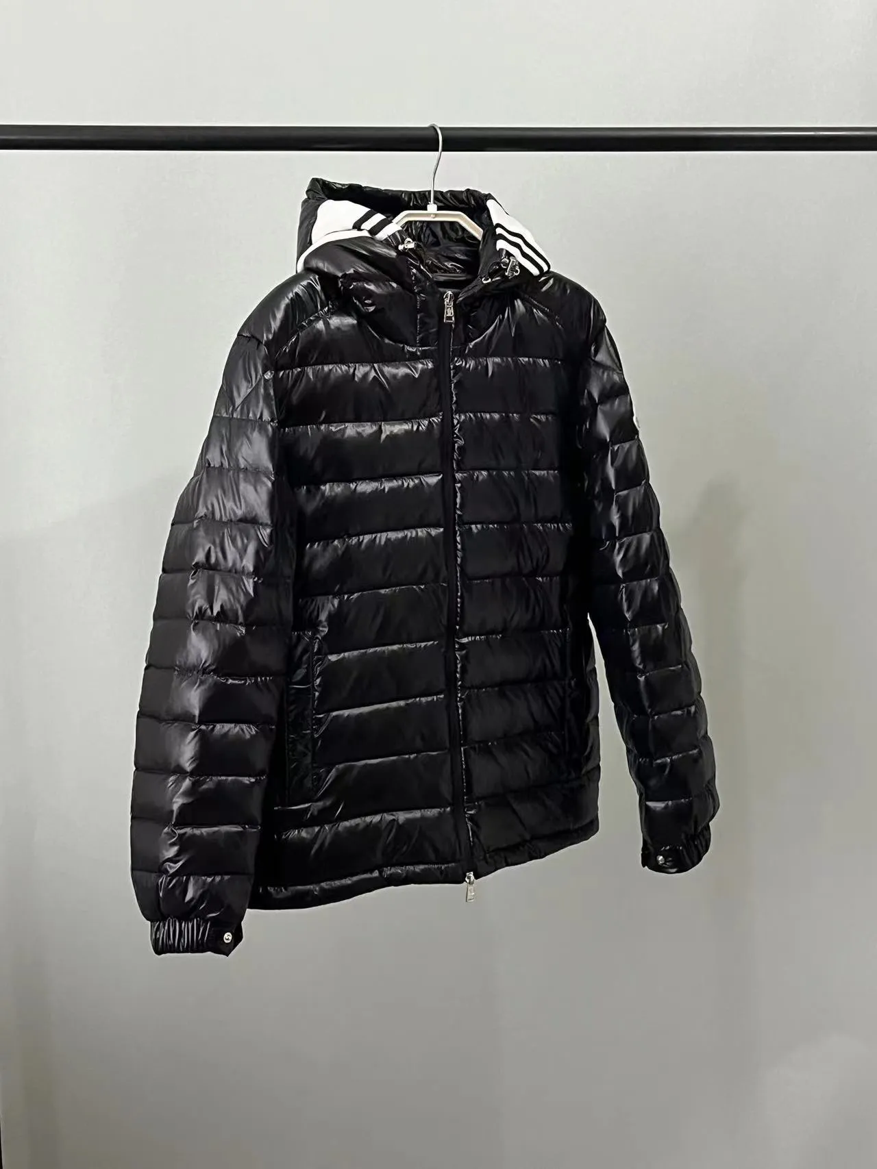 P800 ⬆️❤️🆕2️⃣0️⃣2️⃣4️⃣🆕Moncler Moncler 🆕Striped logo quilted hooded down jacket, simple and elegant, easy to wear Color: black white, sky blue Size: 12345