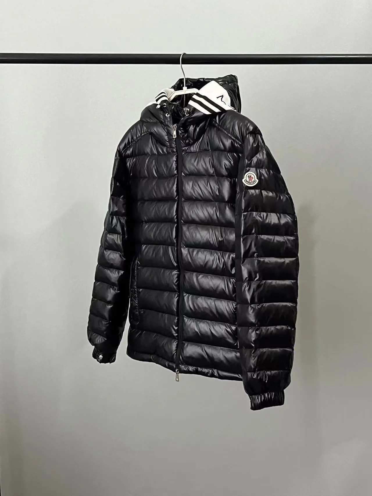 P800 ⬆️❤️🆕2️⃣0️⃣2️⃣4️⃣🆕Moncler Moncler 🆕Striped logo quilted hooded down jacket, simple and elegant, easy to wear Color: black white, sky blue Size: 12345