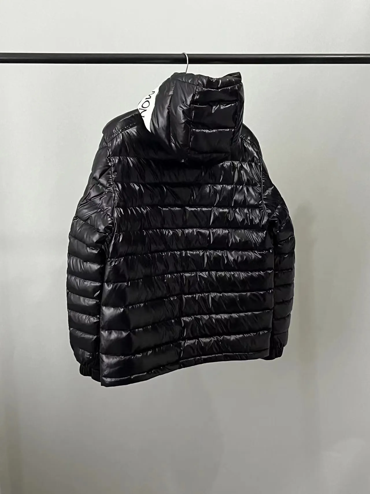 P800 ⬆️❤️🆕2️⃣0️⃣2️⃣4️⃣🆕Moncler Moncler 🆕Striped logo quilted hooded down jacket, simple and elegant, easy to wear Color: black white, sky blue Size: 12345