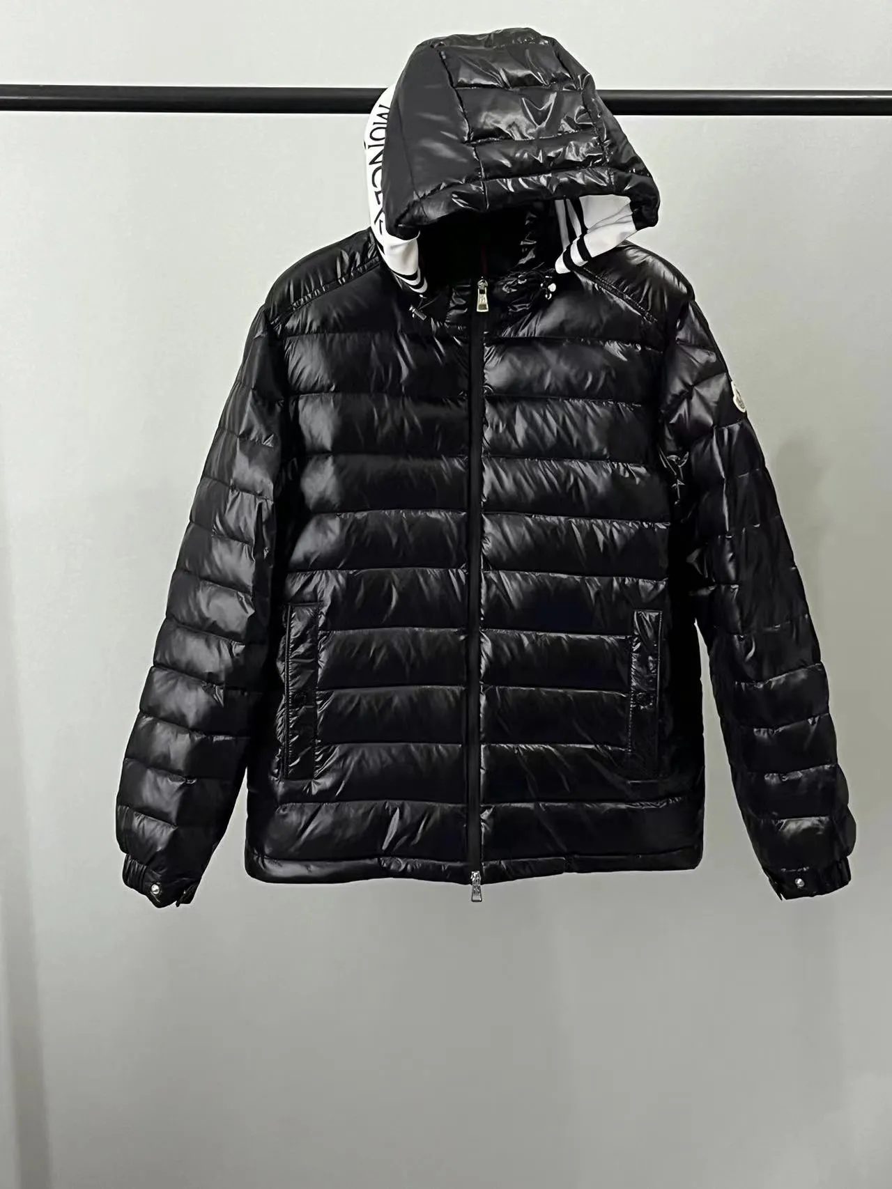 P800 ⬆️❤️🆕2️⃣0️⃣2️⃣4️⃣🆕Moncler Moncler 🆕Striped logo quilted hooded down jacket, simple and elegant, easy to wear Color: black white, sky blue Size: 12345
