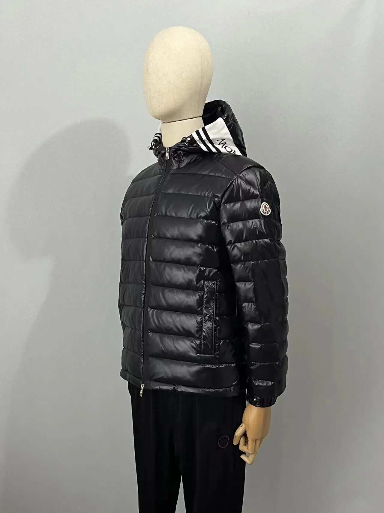 P800 ⬆️❤️🆕2️⃣0️⃣2️⃣4️⃣🆕Moncler Moncler 🆕Striped logo quilted hooded down jacket, simple and elegant, easy to wear Color: black white, sky blue Size: 12345