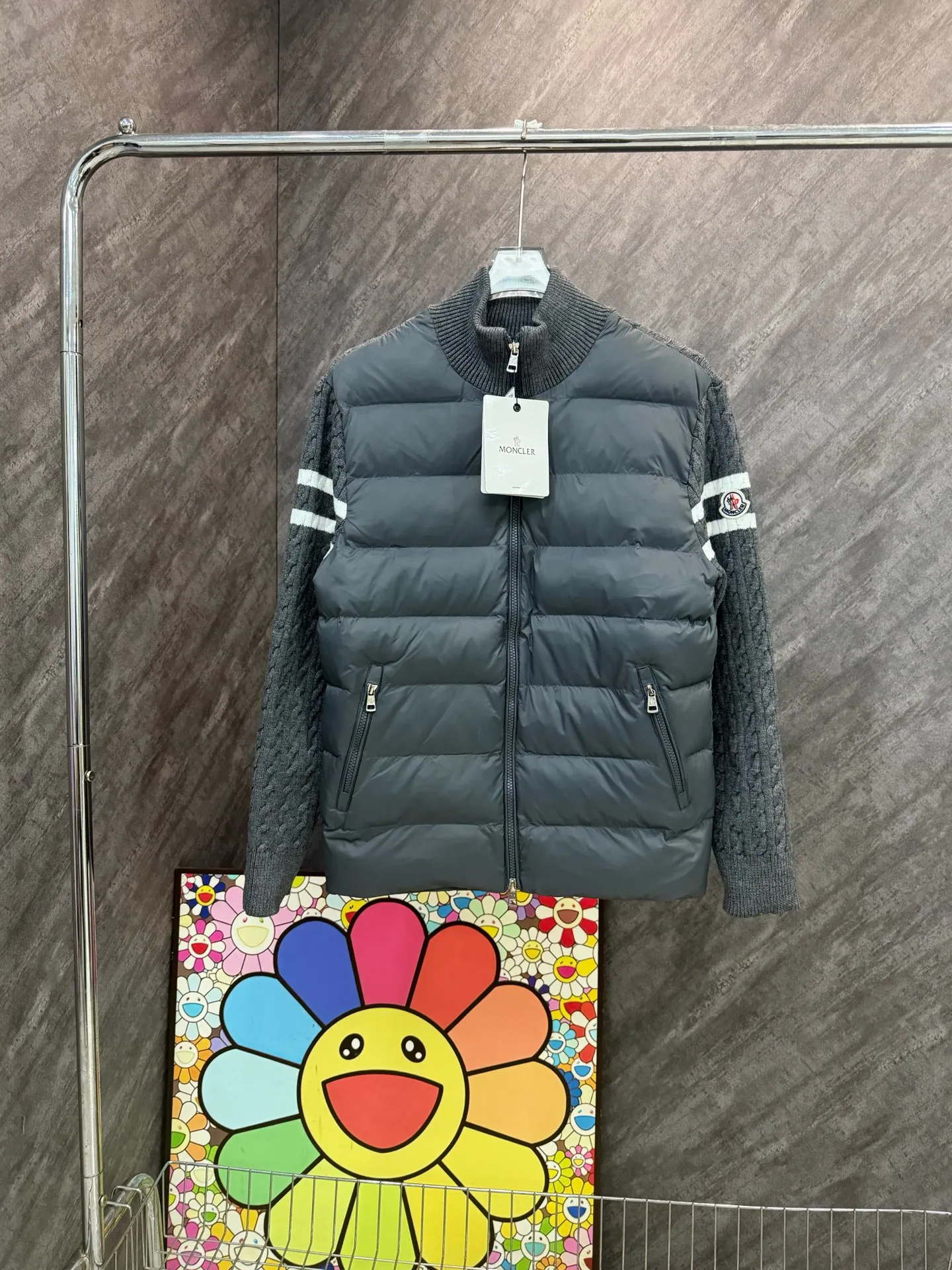 P530 Model No. Y152 Mouth small label splicing knitted stand-collar zipper down jacket MONCLER official website ZP consistent down jacket The fabric is made of broken card Oxford splicing pure cotton knitting The inner down is made of 90 duck down filling The filling is close to 400g A full set of hardware accessories and accessories 📎 Complete three standards Different market currency OS Loose version Can wear up to 180 catties Same style for men and women Same style for couples The upper body is kept warm and comfortable. The pictures are all real shots without beauty filters. Buy with confidence ~ Color: Black Gray Size: S M L XL Manual measurement error of 1-3cm is normal.