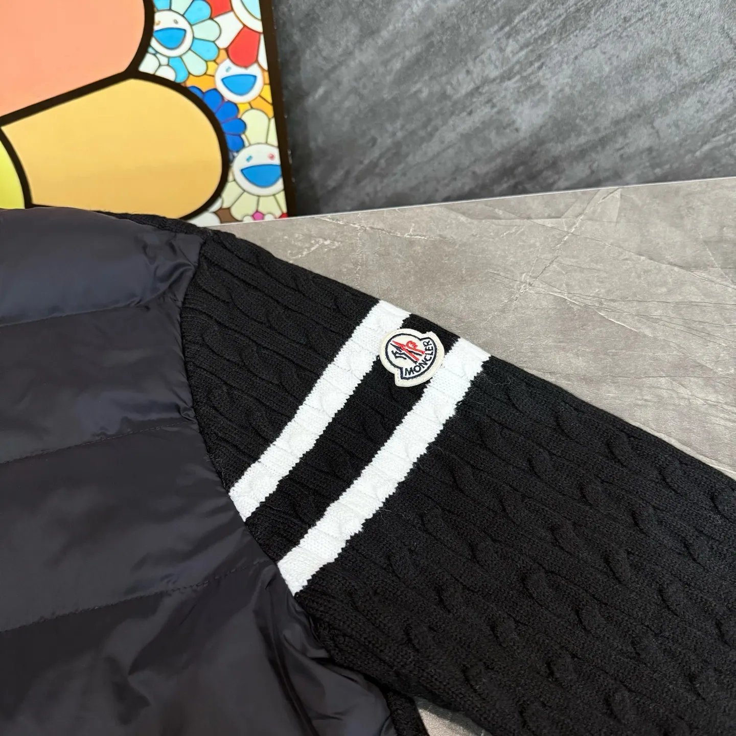 P530 Model No. Y152 Mouth small label splicing knitted stand-collar zipper down jacket MONCLER official website ZP consistent down jacket The fabric is made of broken card Oxford splicing pure cotton knitting The inner down is made of 90 duck down filling The filling is close to 400g A full set of hardware accessories and accessories 📎 Complete three standards Different market currency OS Loose version Can wear up to 180 catties Same style for men and women Same style for couples The upper body is kept warm and comfortable. The pictures are all real shots without beauty filters. Buy with confidence ~ Color: Black Gray Size: S M L XL Manual measurement error of 1-3cm is normal.