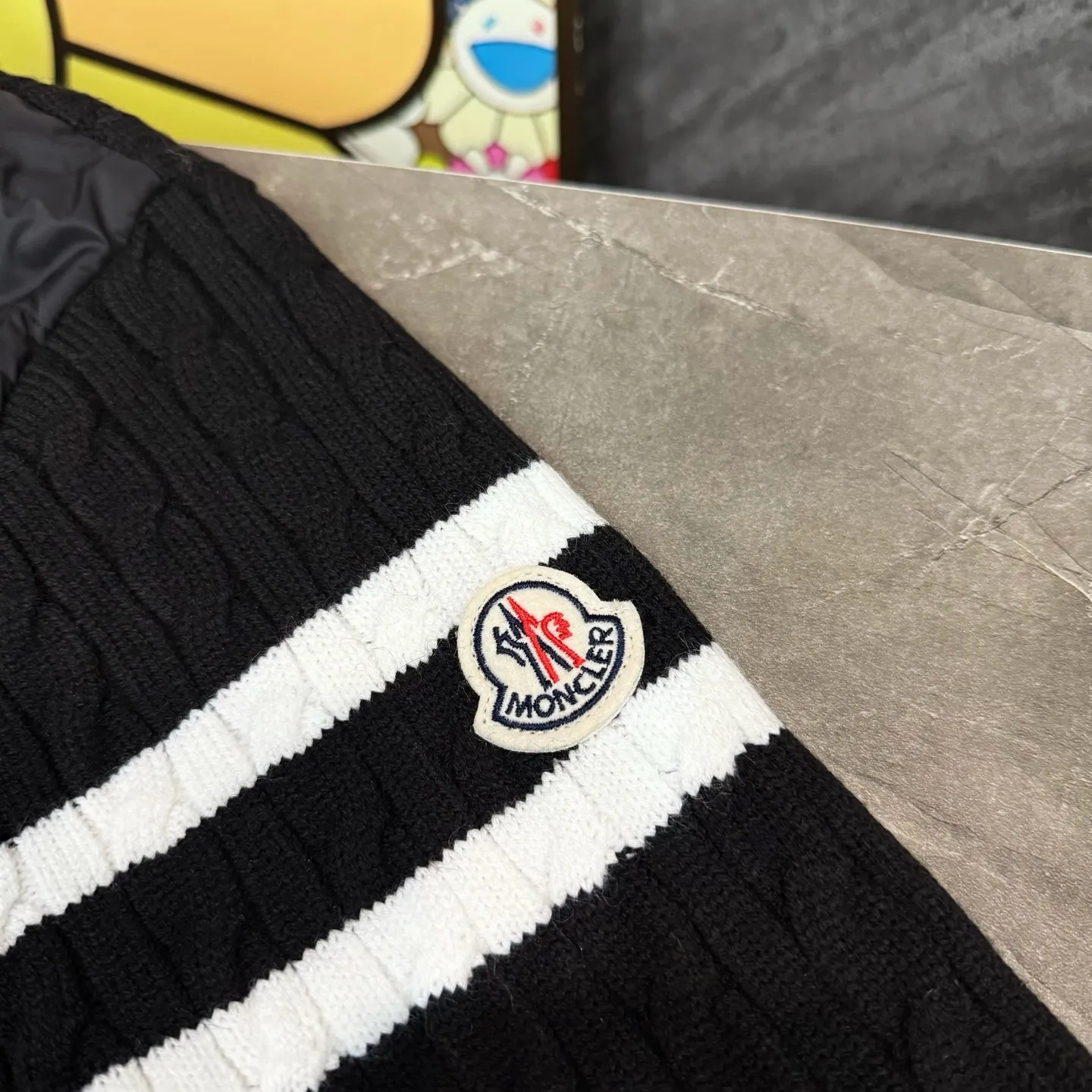 P530 Model No. Y152 Mouth small label splicing knitted stand-collar zipper down jacket MONCLER official website ZP consistent down jacket The fabric is made of broken card Oxford splicing pure cotton knitting The inner down is made of 90 duck down filling The filling is close to 400g A full set of hardware accessories and accessories 📎 Complete three standards Different market currency OS Loose version Can wear up to 180 catties Same style for men and women Same style for couples The upper body is kept warm and comfortable. The pictures are all real shots without beauty filters. Buy with confidence ~ Color: Black Gray Size: S M L XL Manual measurement error of 1-3cm is normal.