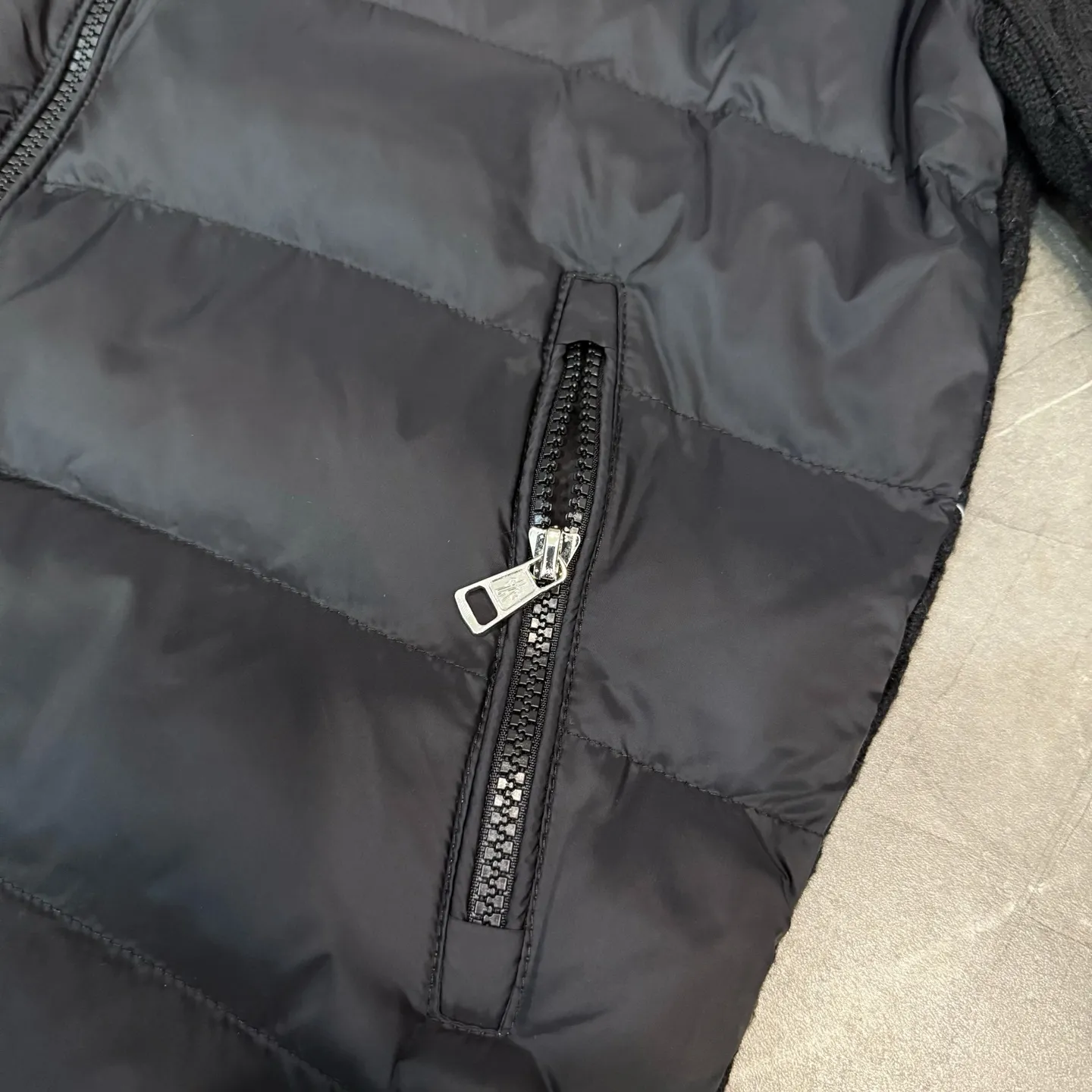 P530 Model No. Y152 Mouth small label splicing knitted stand-collar zipper down jacket MONCLER official website ZP consistent down jacket The fabric is made of broken card Oxford splicing pure cotton knitting The inner down is made of 90 duck down filling The filling is close to 400g A full set of hardware accessories and accessories 📎 Complete three standards Different market currency OS Loose version Can wear up to 180 catties Same style for men and women Same style for couples The upper body is kept warm and comfortable. The pictures are all real shots without beauty filters. Buy with confidence ~ Color: Black Gray Size: S M L XL Manual measurement error of 1-3cm is normal.