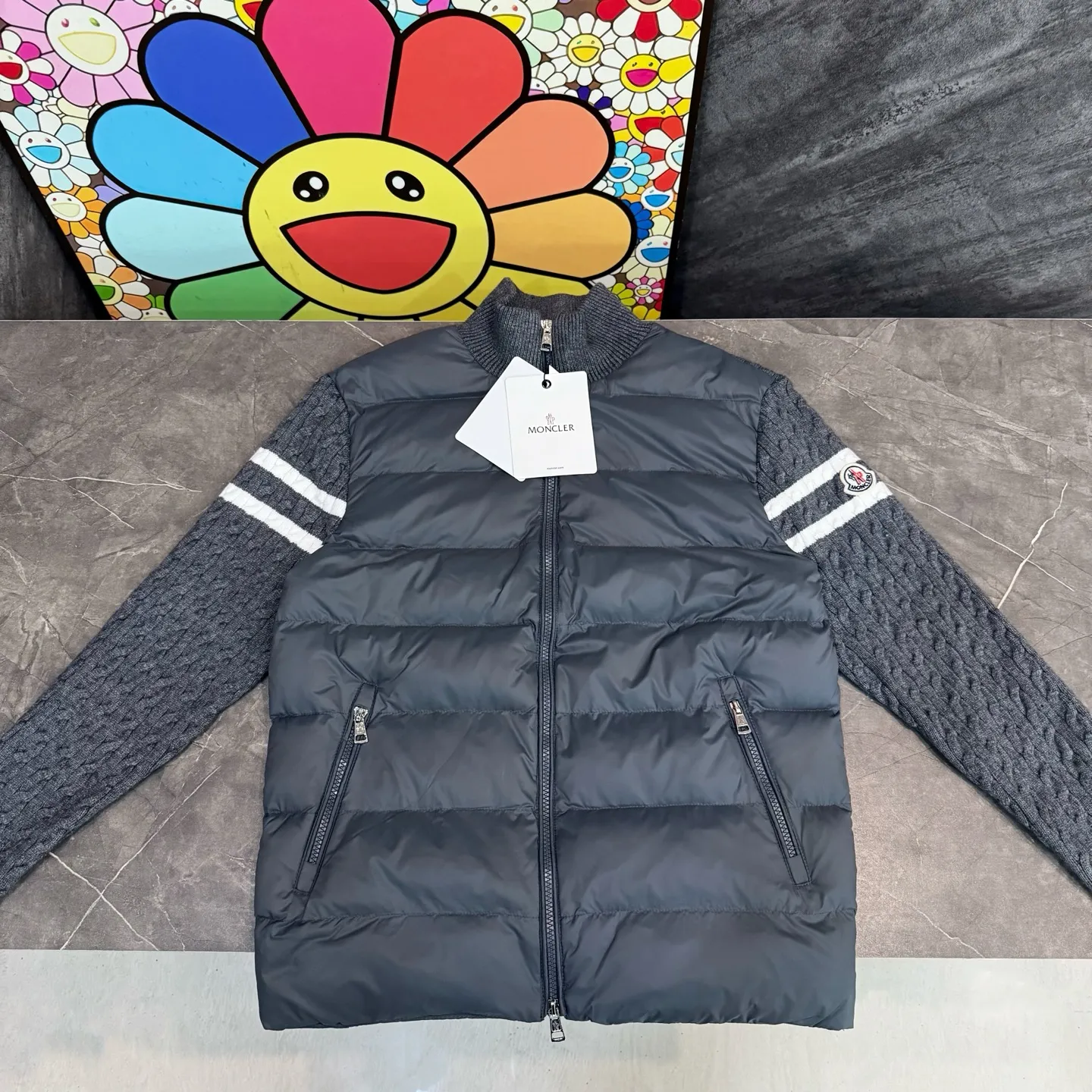 P530 Model No. Y152 Mouth small label splicing knitted stand-collar zipper down jacket MONCLER official website ZP consistent down jacket The fabric is made of broken card Oxford splicing pure cotton knitting The inner down is made of 90 duck down filling The filling is close to 400g A full set of hardware accessories and accessories 📎 Complete three standards Different market currency OS Loose version Can wear up to 180 catties Same style for men and women Same style for couples The upper body is kept warm and comfortable. The pictures are all real shots without beauty filters. Buy with confidence ~ Color: Black Gray Size: S M L XL Manual measurement error of 1-3cm is normal.