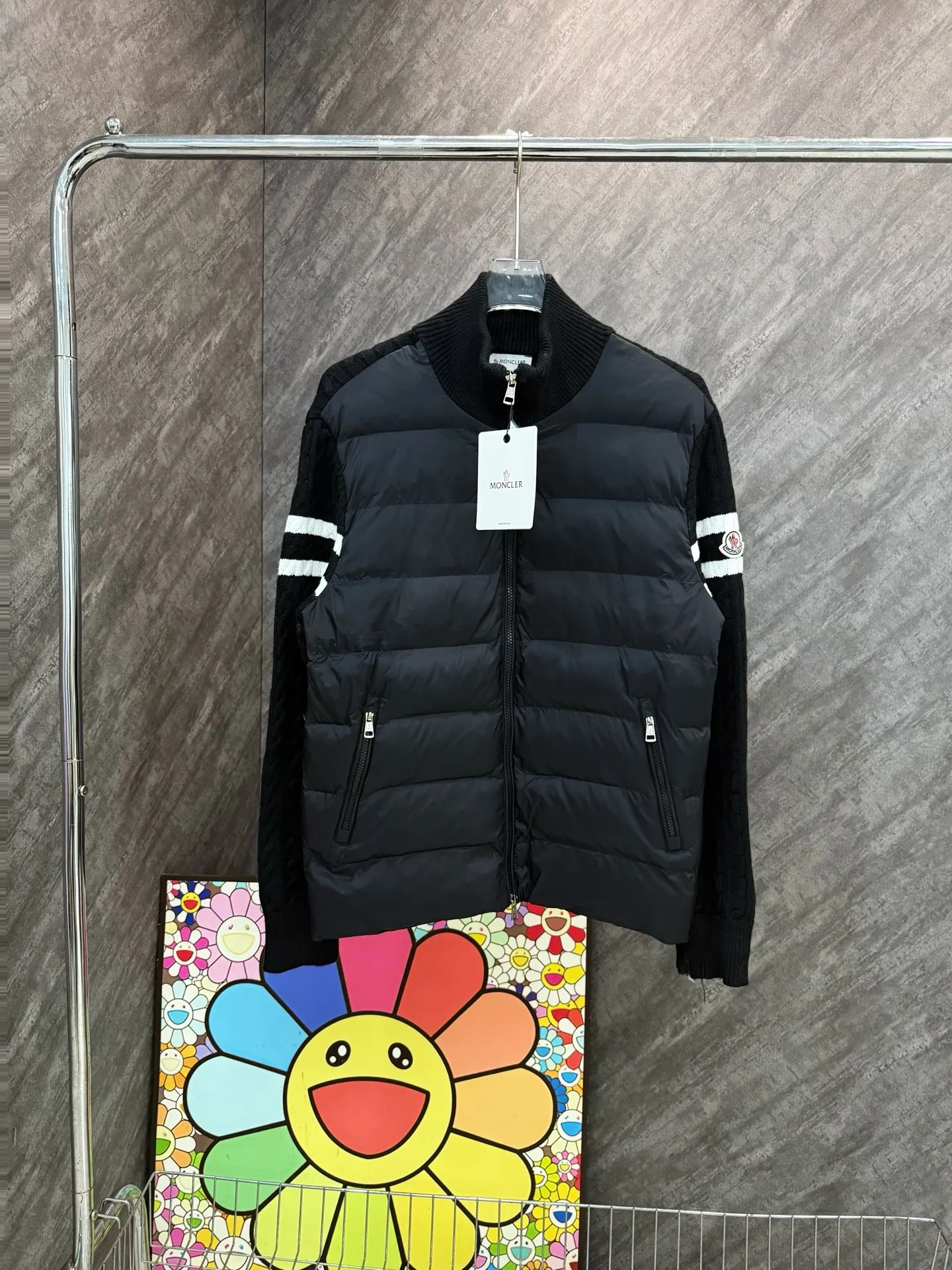 P530 Model No. Y152 Mouth small label splicing knitted stand-collar zipper down jacket MONCLER official website ZP consistent down jacket The fabric is made of broken card Oxford splicing pure cotton knitting The inner down is made of 90 duck down filling The filling is close to 400g A full set of hardware accessories and accessories 📎 Complete three standards Different market currency OS Loose version Can wear up to 180 catties Same style for men and women Same style for couples The upper body is kept warm and comfortable. The pictures are all real shots without beauty filters. Buy with confidence ~ Color: Black Gray Size: S M L XL Manual measurement error of 1-3cm is normal.