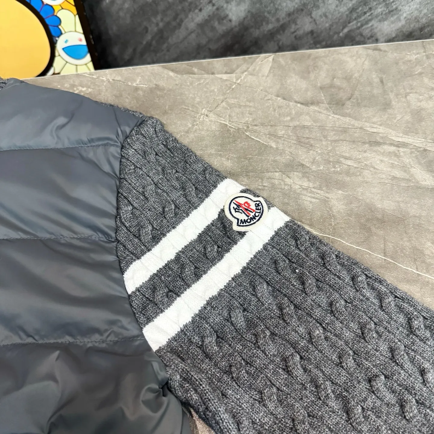 P530 Model No. Y152 Mouth small label splicing knitted stand-collar zipper down jacket MONCLER official website ZP consistent down jacket The fabric is made of broken card Oxford splicing pure cotton knitting The inner down is made of 90 duck down filling The filling is close to 400g A full set of hardware accessories and accessories 📎 Complete three standards Different market currency OS Loose version Can wear up to 180 catties Same style for men and women Same style for couples The upper body is kept warm and comfortable. The pictures are all real shots without beauty filters. Buy with confidence ~ Color: Black Gray Size: S M L XL Manual measurement error of 1-3cm is normal.