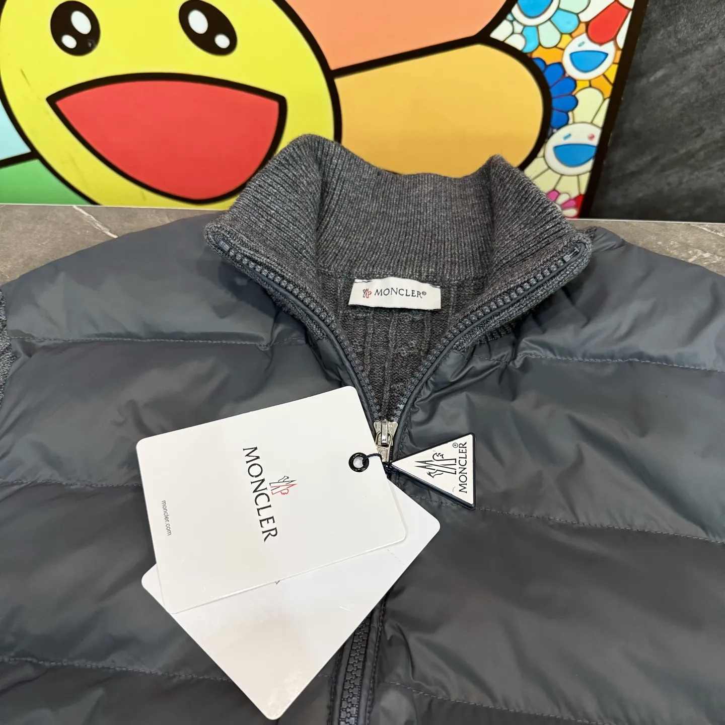 P530 Model No. Y152 Mouth small label splicing knitted stand-collar zipper down jacket MONCLER official website ZP consistent down jacket The fabric is made of broken card Oxford splicing pure cotton knitting The inner down is made of 90 duck down filling The filling is close to 400g A full set of hardware accessories and accessories 📎 Complete three standards Different market currency OS Loose version Can wear up to 180 catties Same style for men and women Same style for couples The upper body is kept warm and comfortable. The pictures are all real shots without beauty filters. Buy with confidence ~ Color: Black Gray Size: S M L XL Manual measurement error of 1-3cm is normal.