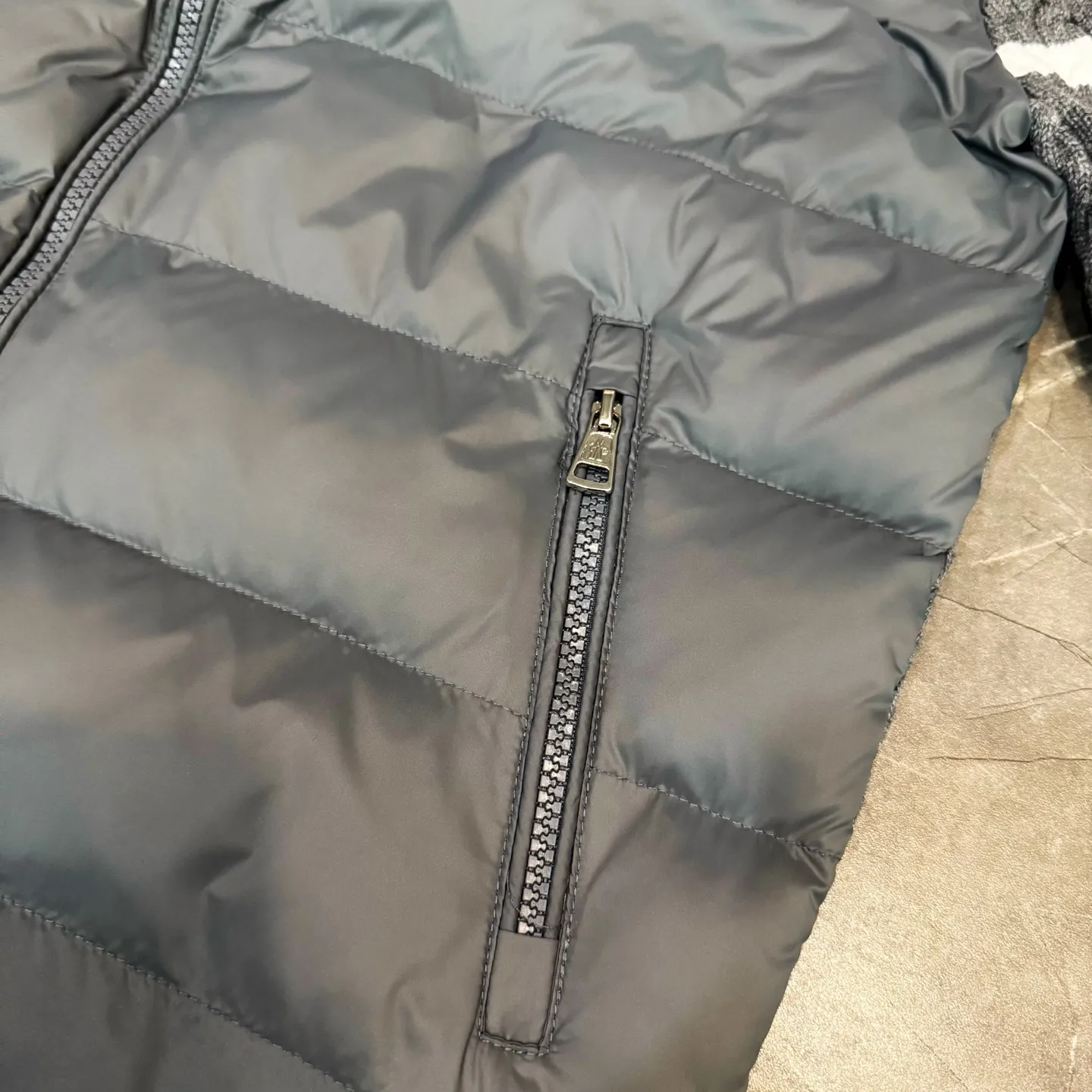 P530 Model No. Y152 Mouth small label splicing knitted stand-collar zipper down jacket MONCLER official website ZP consistent down jacket The fabric is made of broken card Oxford splicing pure cotton knitting The inner down is made of 90 duck down filling The filling is close to 400g A full set of hardware accessories and accessories 📎 Complete three standards Different market currency OS Loose version Can wear up to 180 catties Same style for men and women Same style for couples The upper body is kept warm and comfortable. The pictures are all real shots without beauty filters. Buy with confidence ~ Color: Black Gray Size: S M L XL Manual measurement error of 1-3cm is normal.