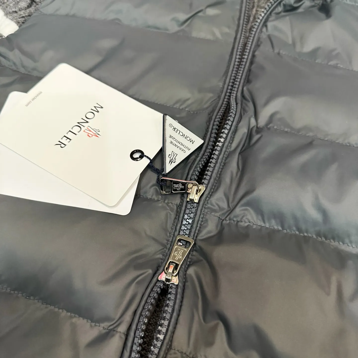 P530 Model No. Y152 Mouth small label splicing knitted stand-collar zipper down jacket MONCLER official website ZP consistent down jacket The fabric is made of broken card Oxford splicing pure cotton knitting The inner down is made of 90 duck down filling The filling is close to 400g A full set of hardware accessories and accessories 📎 Complete three standards Different market currency OS Loose version Can wear up to 180 catties Same style for men and women Same style for couples The upper body is kept warm and comfortable. The pictures are all real shots without beauty filters. Buy with confidence ~ Color: Black Gray Size: S M L XL Manual measurement error of 1-3cm is normal.