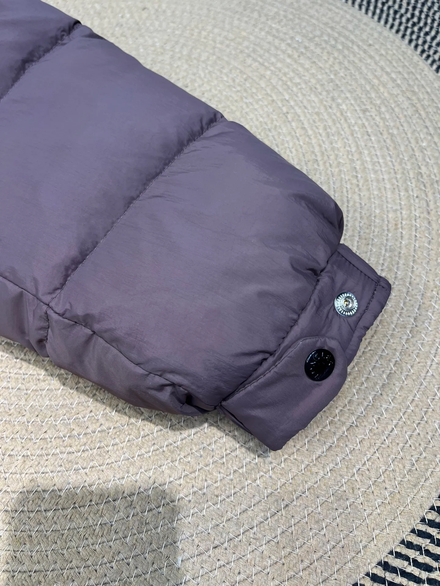 P840 Moncler Solayan men's tri-color trim short down jacket. Filled with premium goose down. The finest, lightest and neatest fabric. Solayan men's short down jacket is decorated with the season's signature stripe details, blending sporty spirit with timeless style. The Solayan down jacket is made of micro chic fabric and has a tough square shape design, highlighting Moncler's sporty spirit. This cropped down jacket features tricolor stripes on the sleeves, a seasonal take on the brand's signature. Comes with a practical pull-out hood. Details •Made from micro chic nylon fabric •Micro chic nylon lining •Down filled •Pull-out hood •Zip closure •Zip pockets •Adjustable cuffs •Elastic drawstring hem •Tri-color trim on sleeves Size: 1-5 Color: White Dark Brown Black